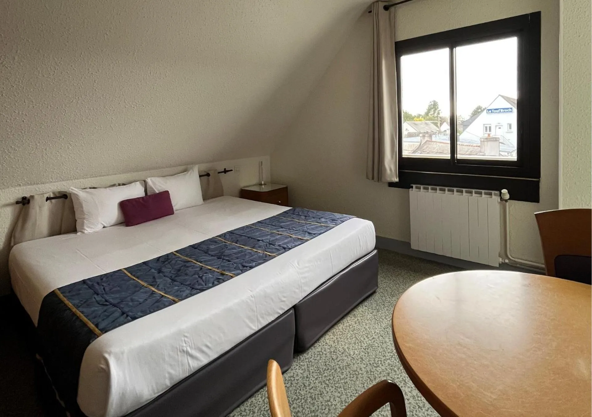 Bed in Logis Le Gavrinis