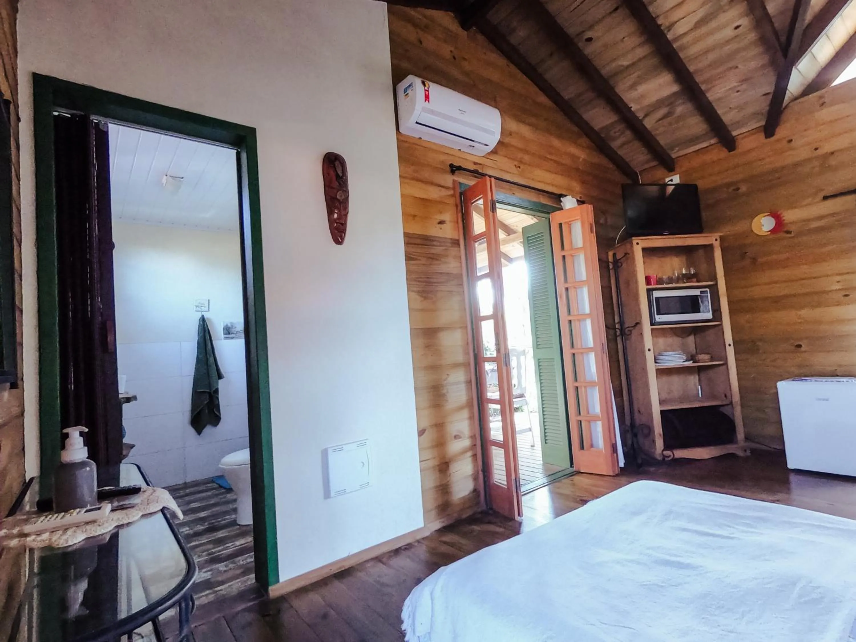 Kitchen or kitchenette, Bed in Pousada Refúgio dos Pássaros