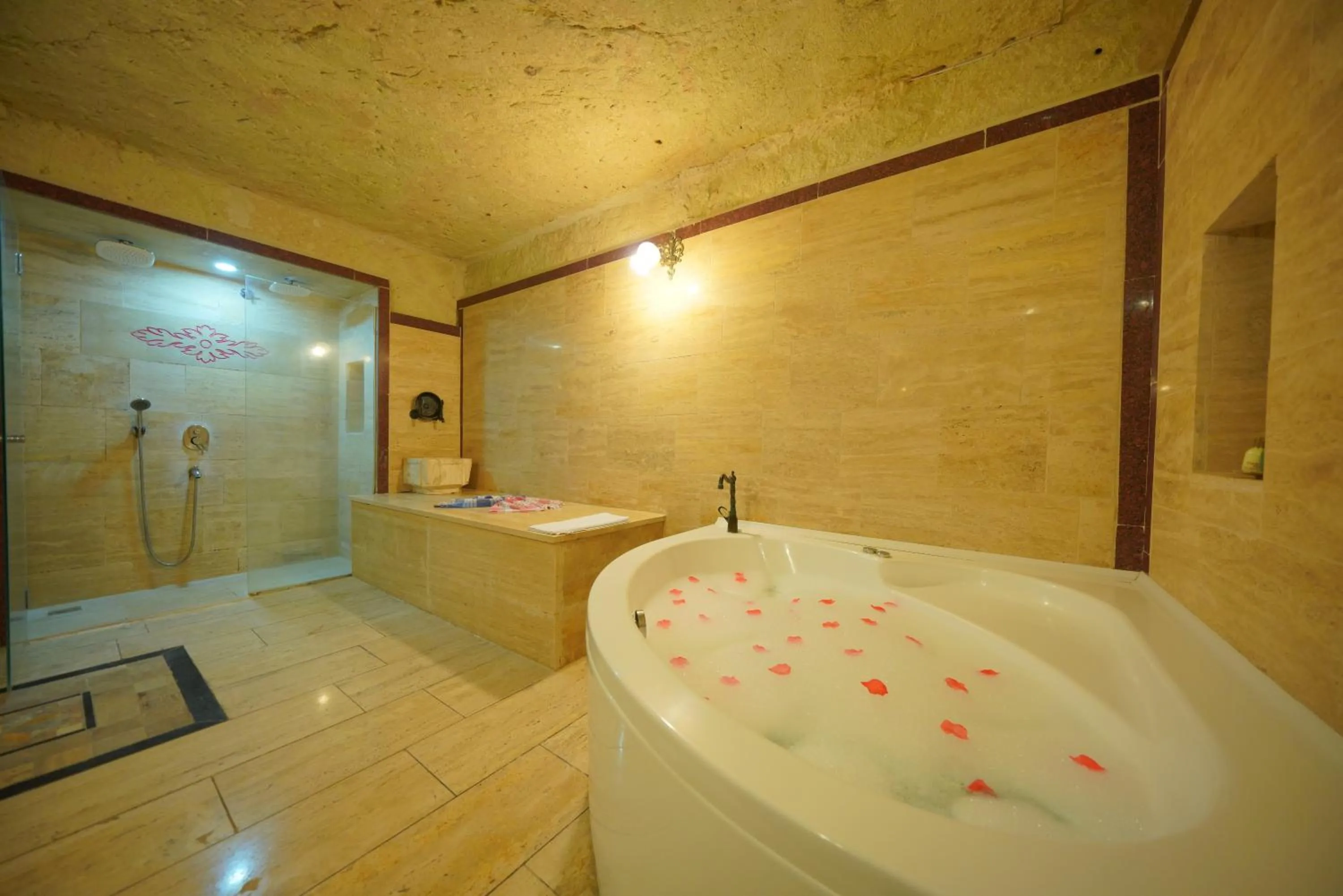 Hot Tub in Fosil Cave Hotel