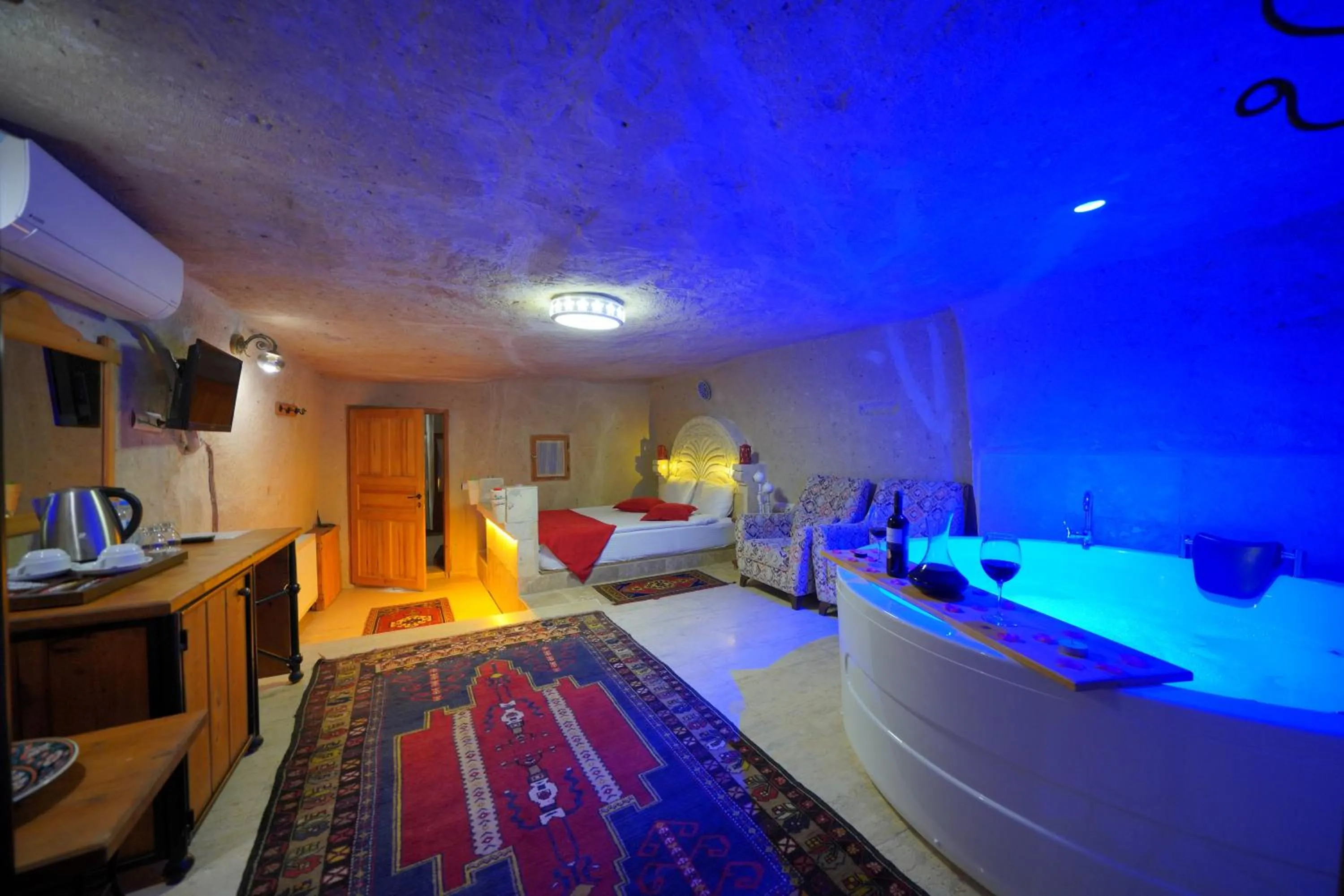 Property building, Bed in Fosil Cave Hotel