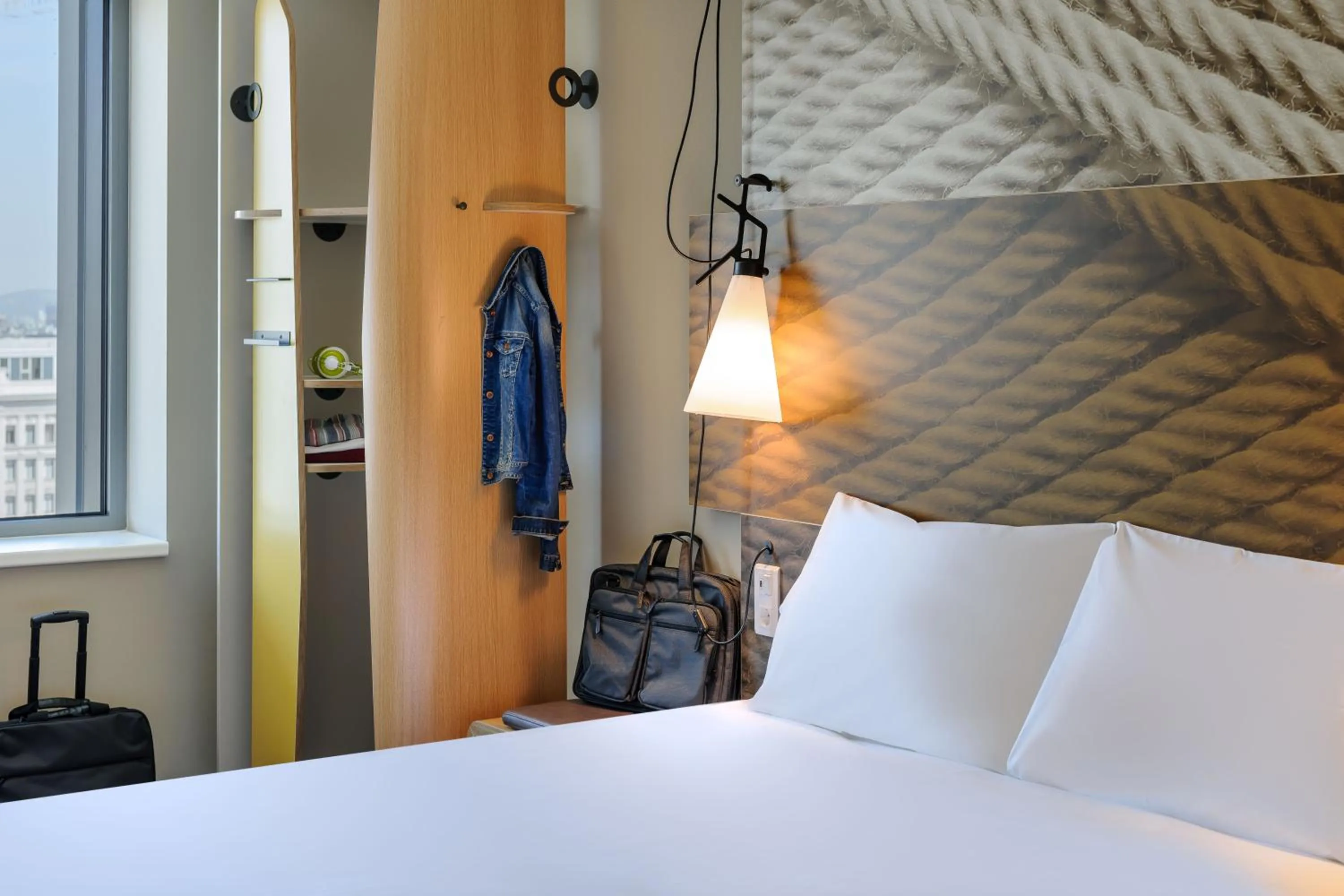 Photo of the whole room, Bed in ibis Wien Hauptbahnhof