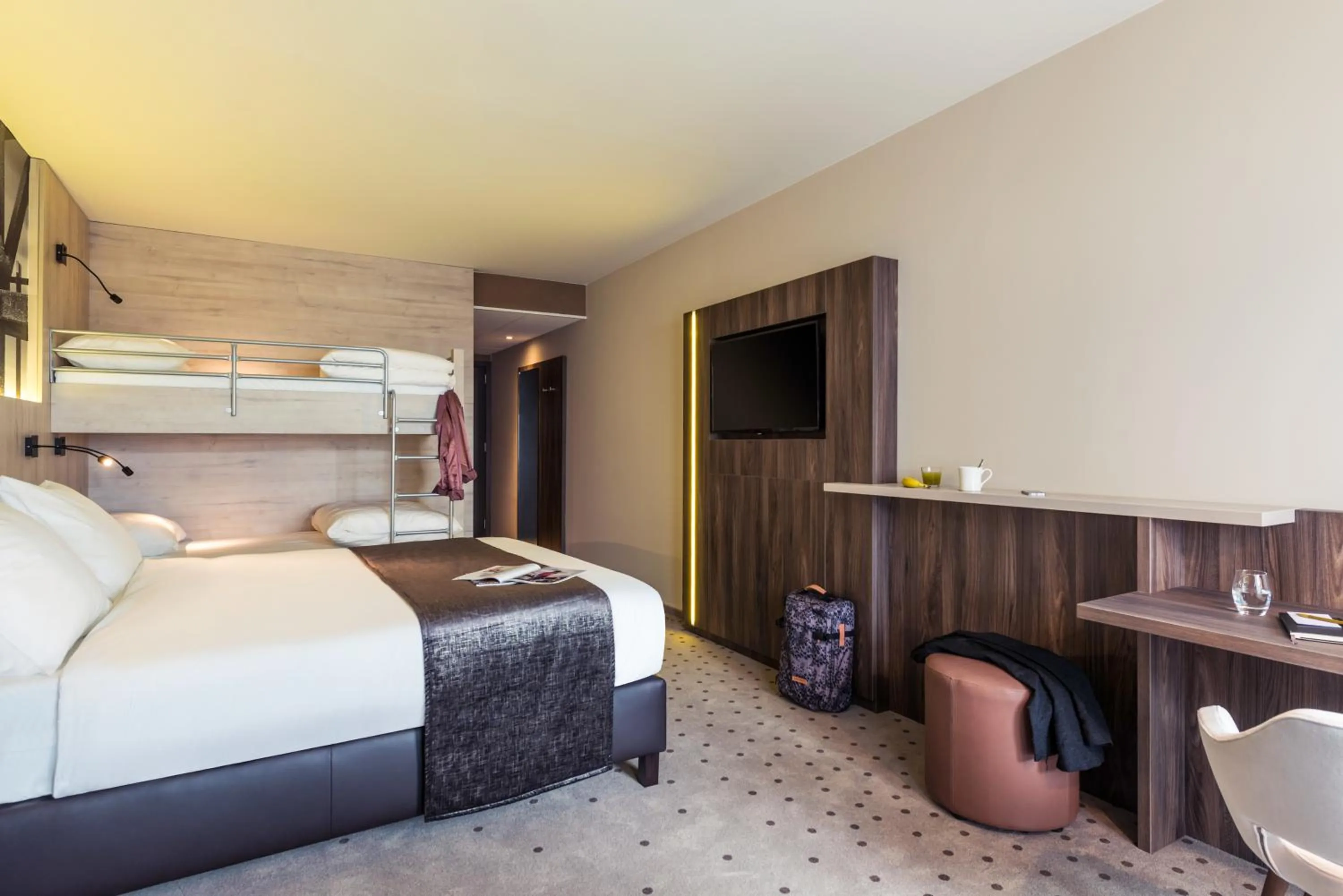 Photo of the whole room, Bed in Mercure Blankenberge