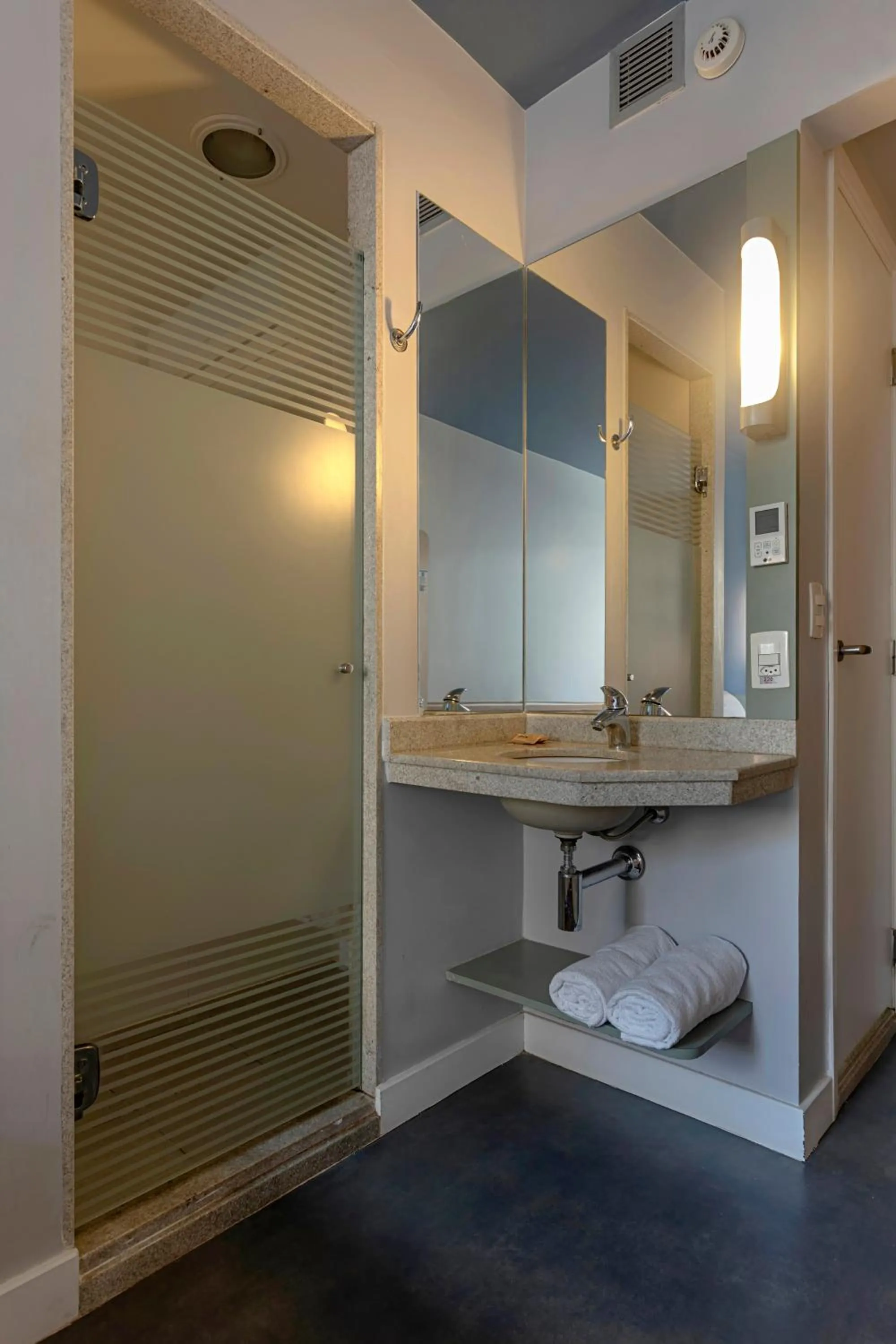 Bathroom in ibis budget RJ Praia de Botafogo