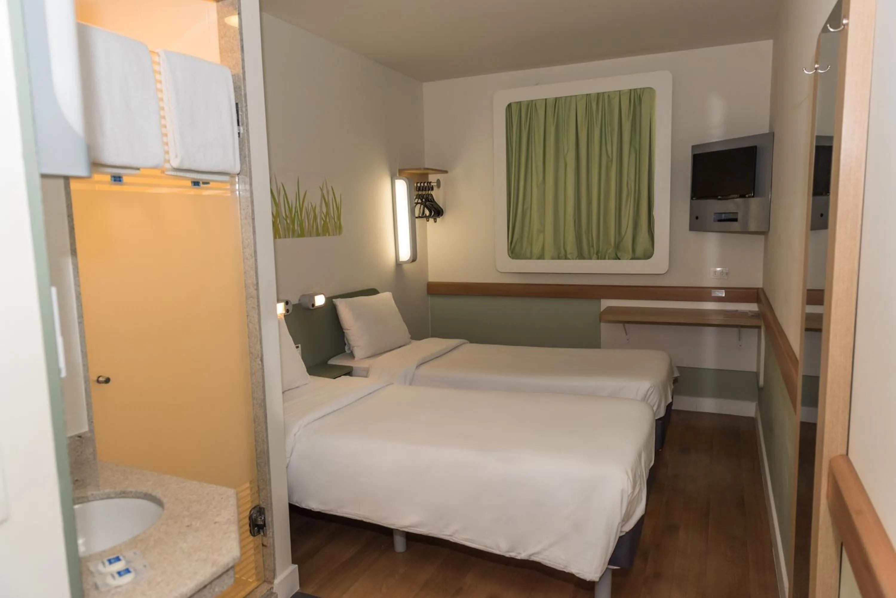 Bathroom, Bed in ibis budget RJ Praia de Botafogo