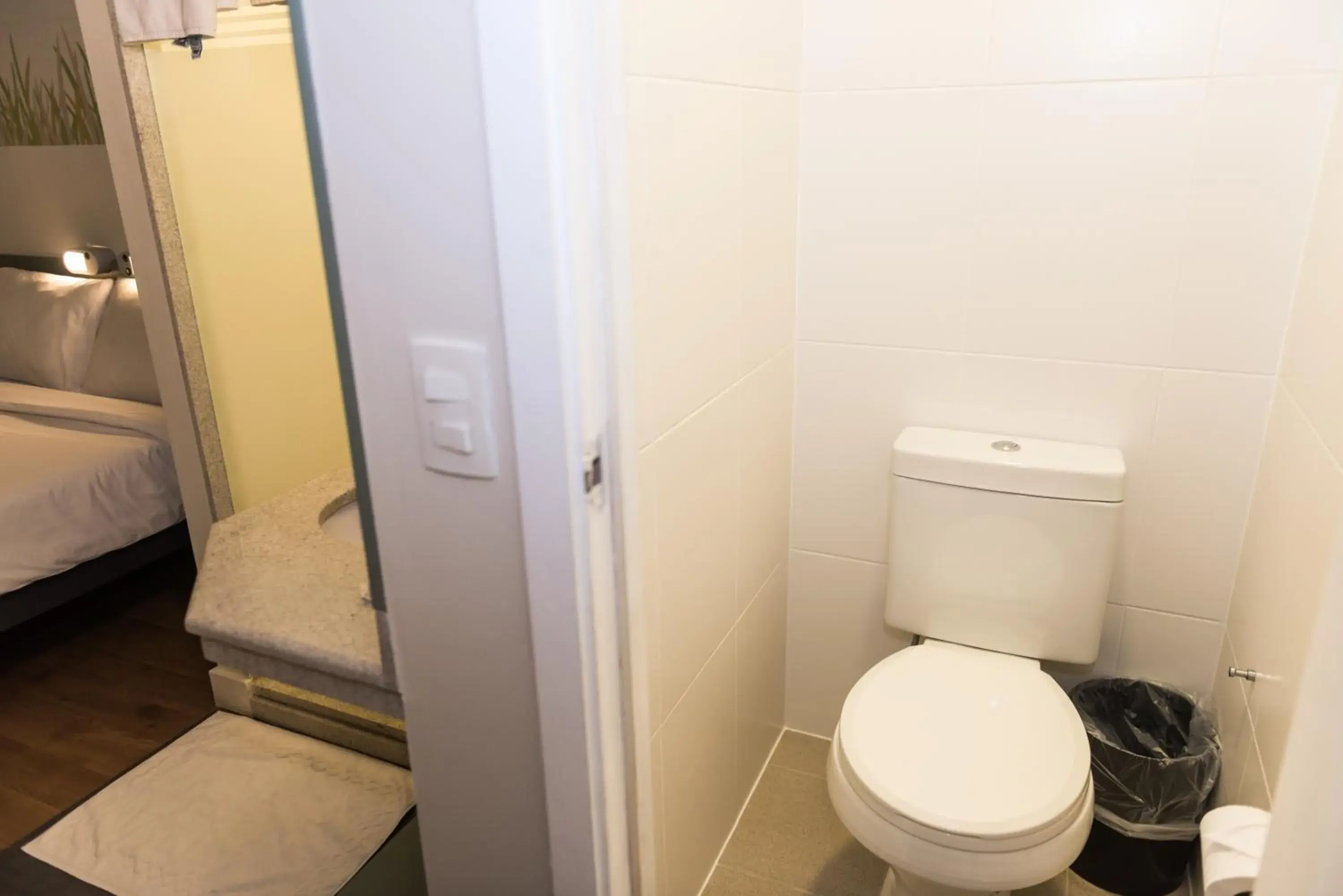 Bathroom in ibis budget RJ Praia de Botafogo Bathroom in ibis budget RJ Praia de Botafogo