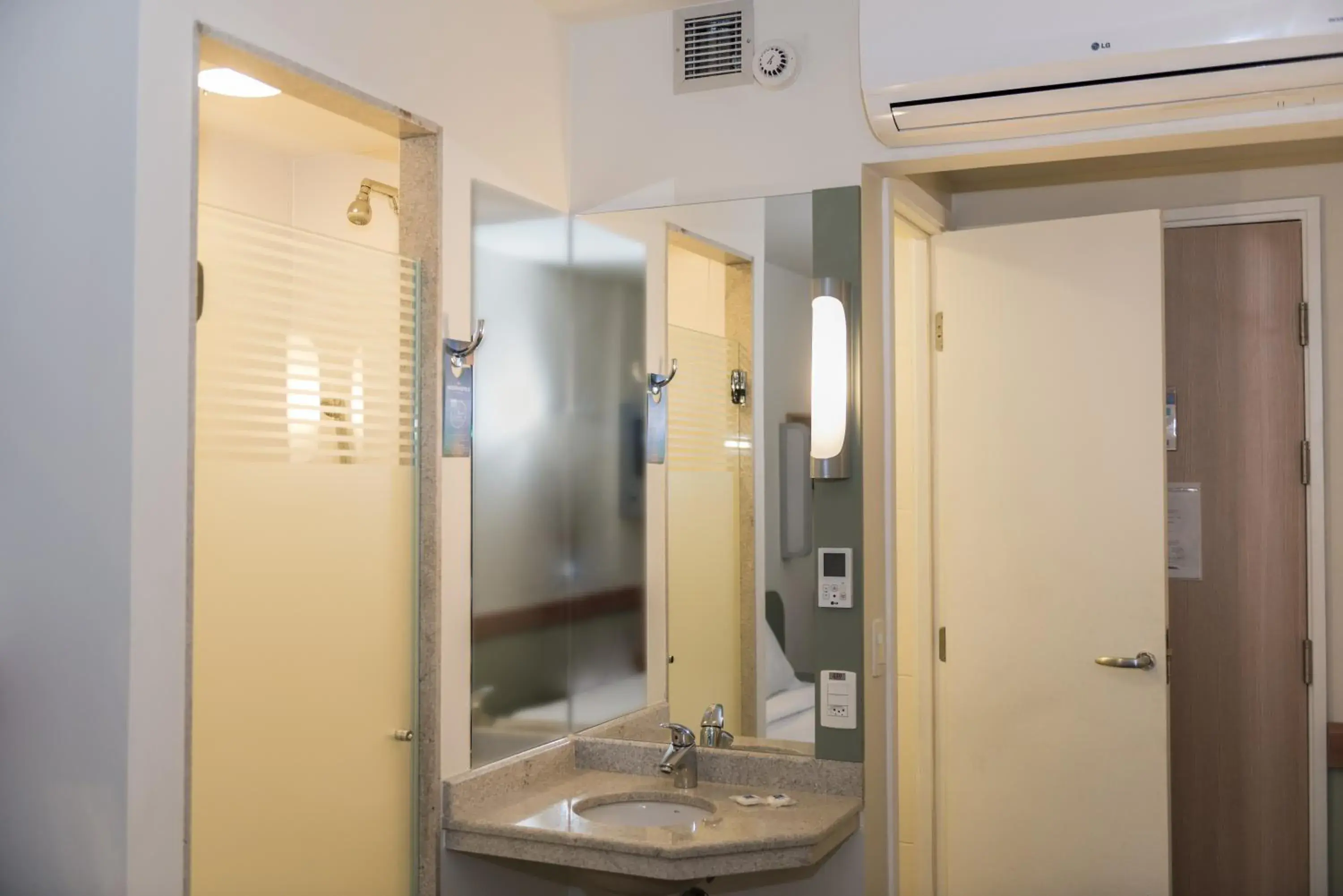 Bathroom in ibis budget RJ Praia de Botafogo Bathroom in ibis budget RJ Praia de Botafogo