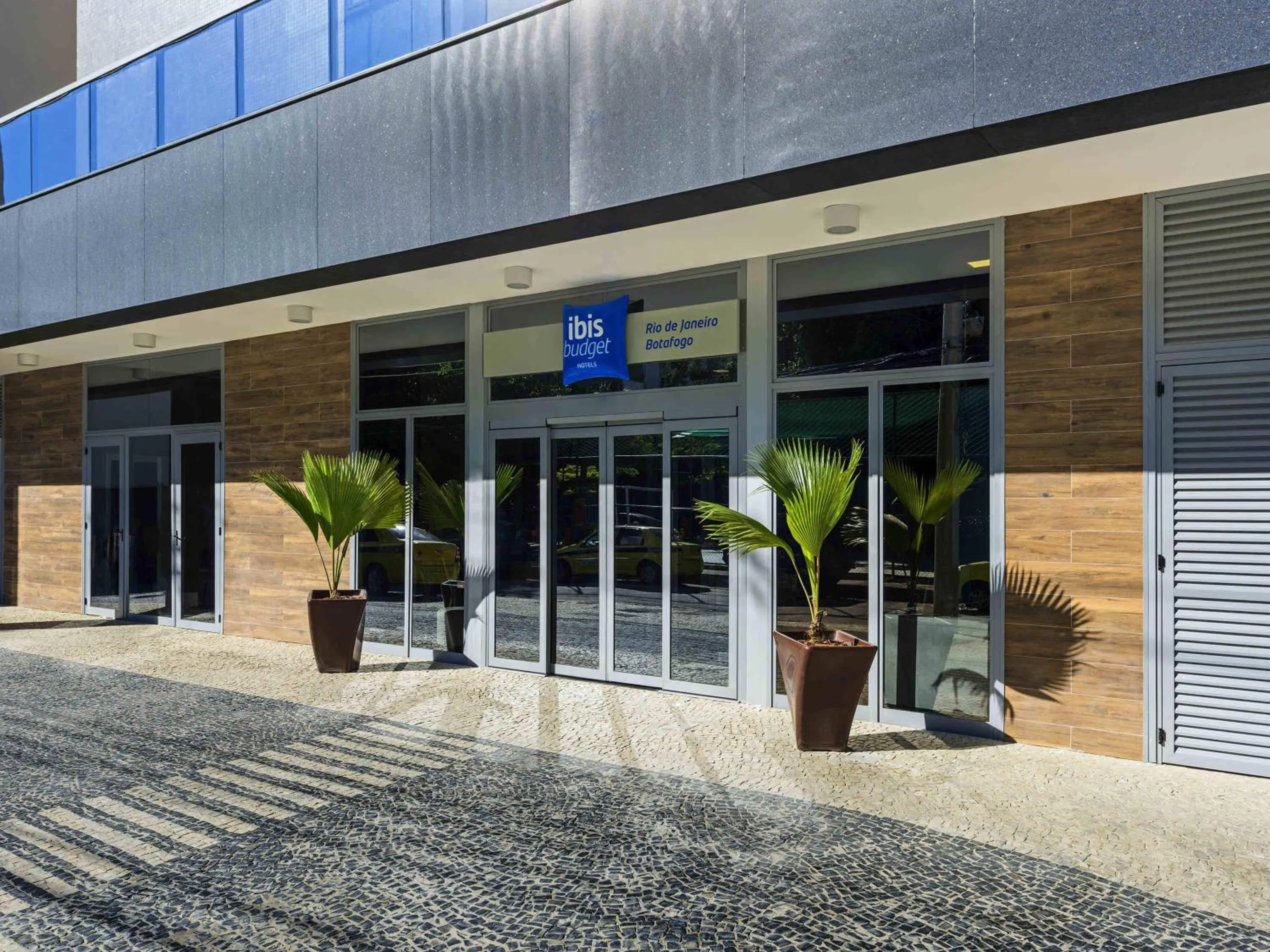 Property building in ibis budget RJ Praia de Botafogo