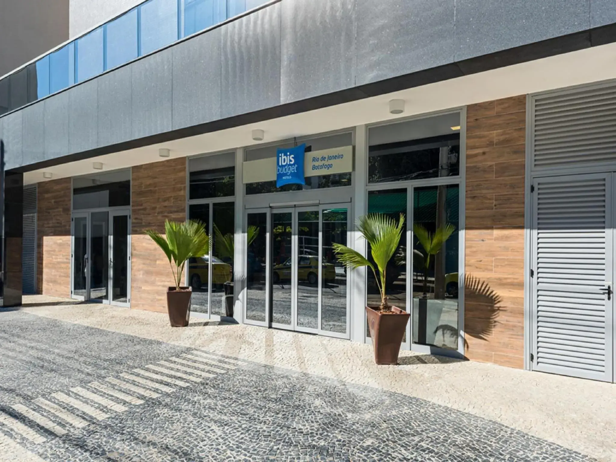 Facade/entrance in ibis budget RJ Praia de Botafogo Facade/entrance in ibis budget RJ Praia de Botafogo