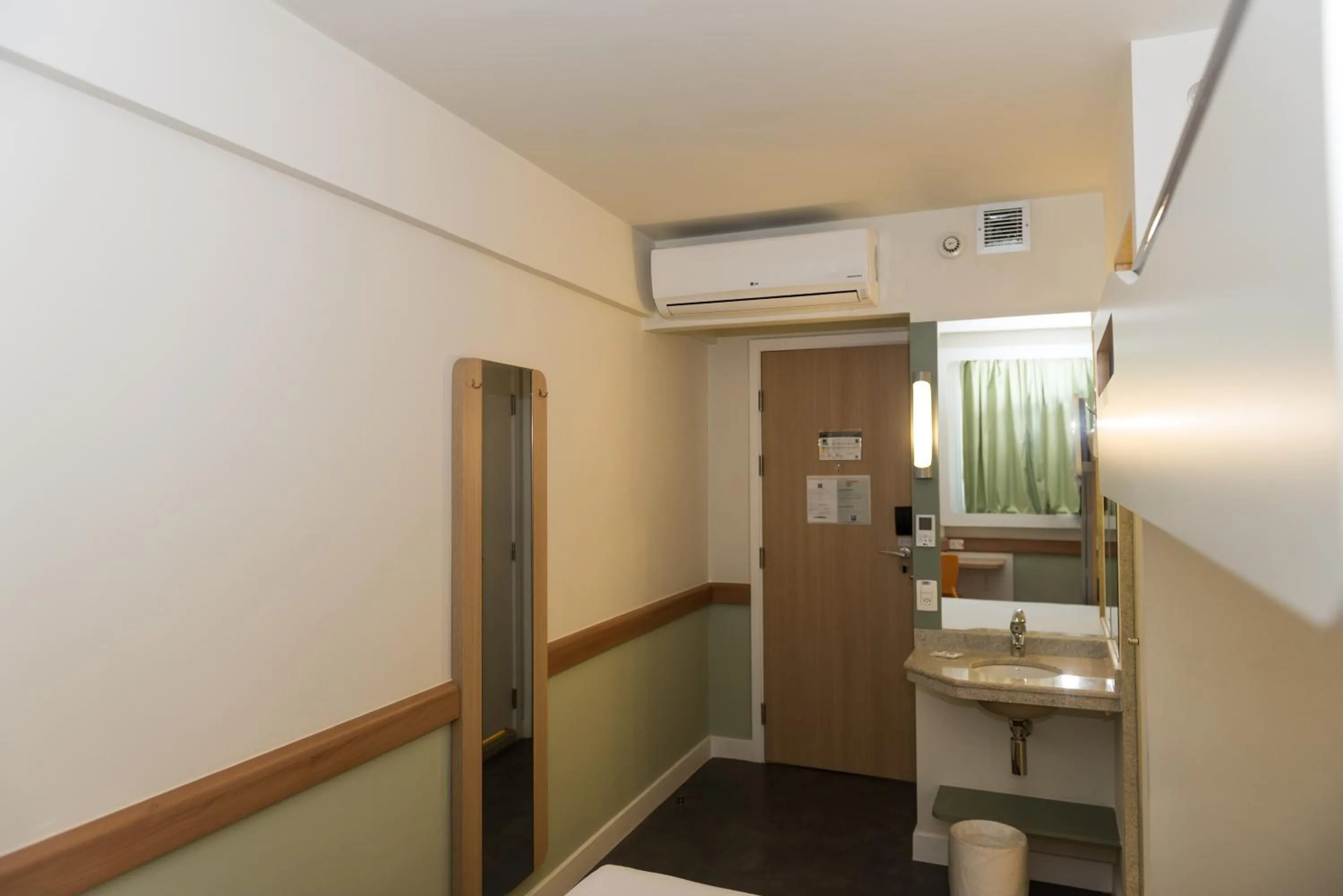 Bathroom in ibis budget RJ Praia de Botafogo