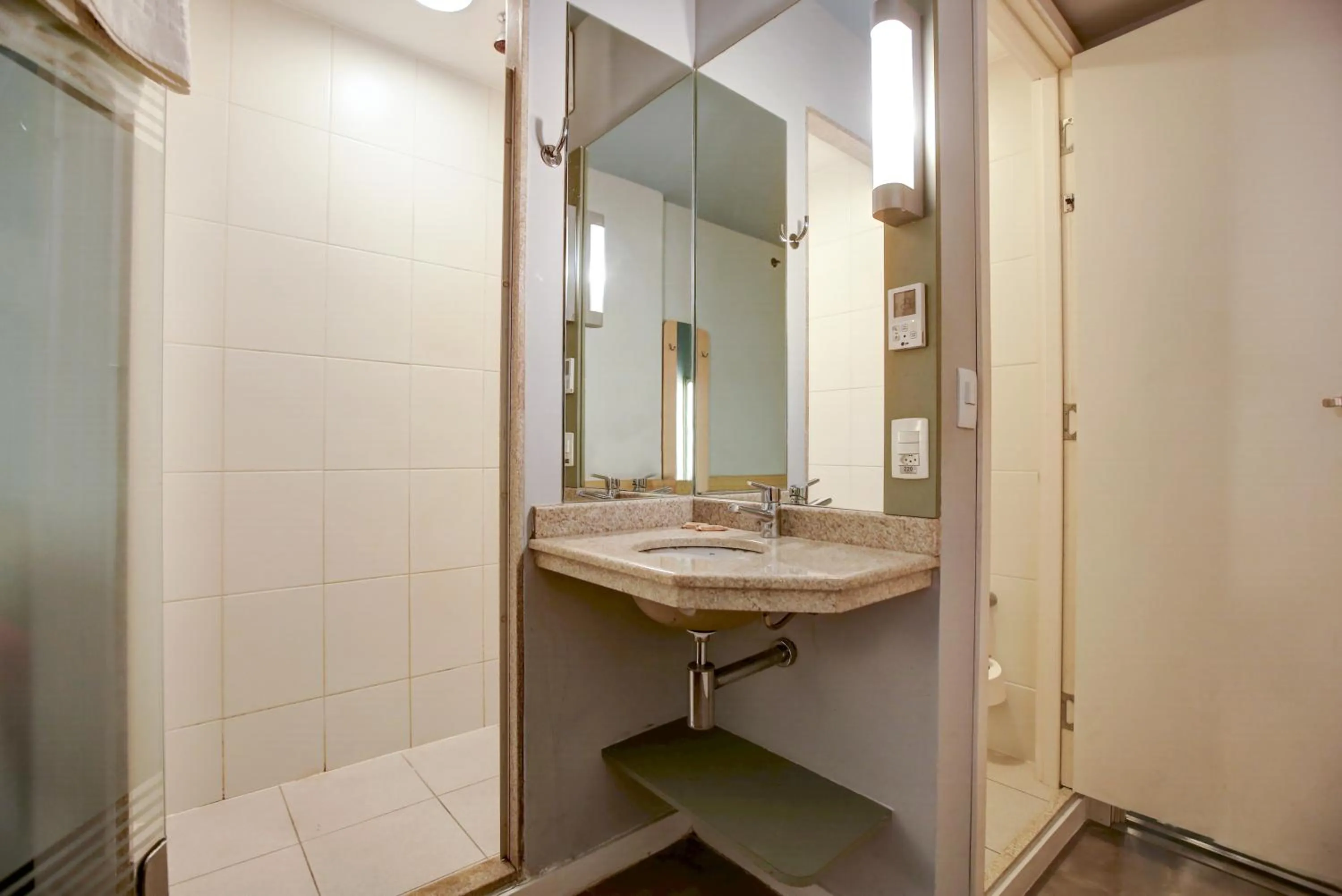Shower in ibis budget RJ Copacabana