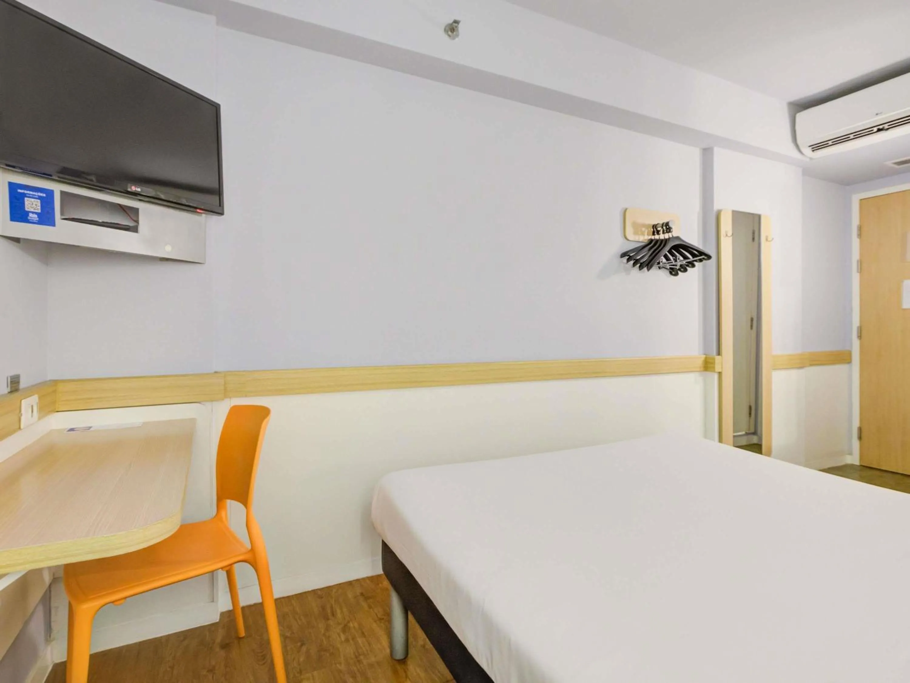 Bedroom, Bed in ibis budget RJ Copacabana