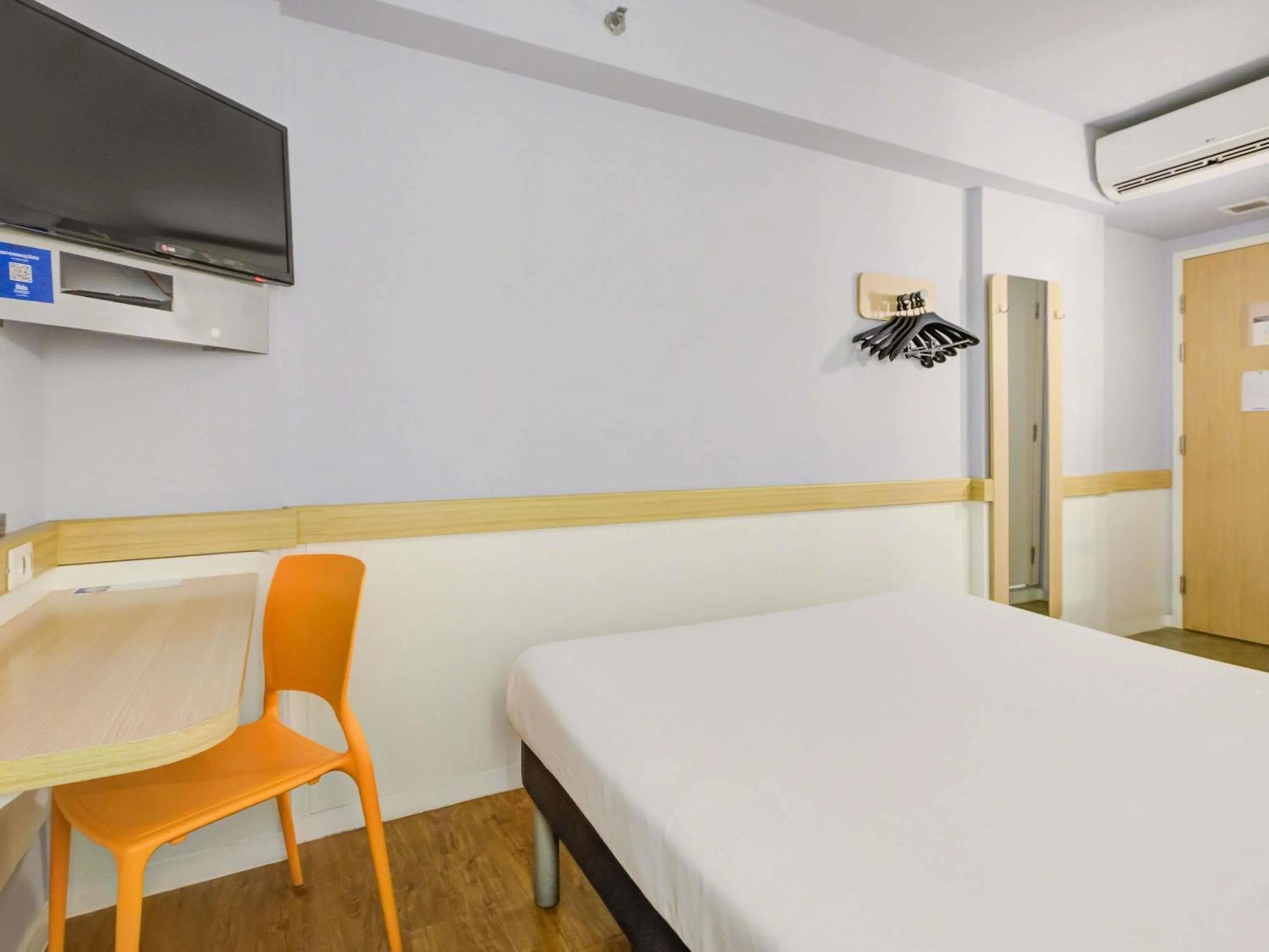 Bedroom, Bed in ibis budget RJ Copacabana