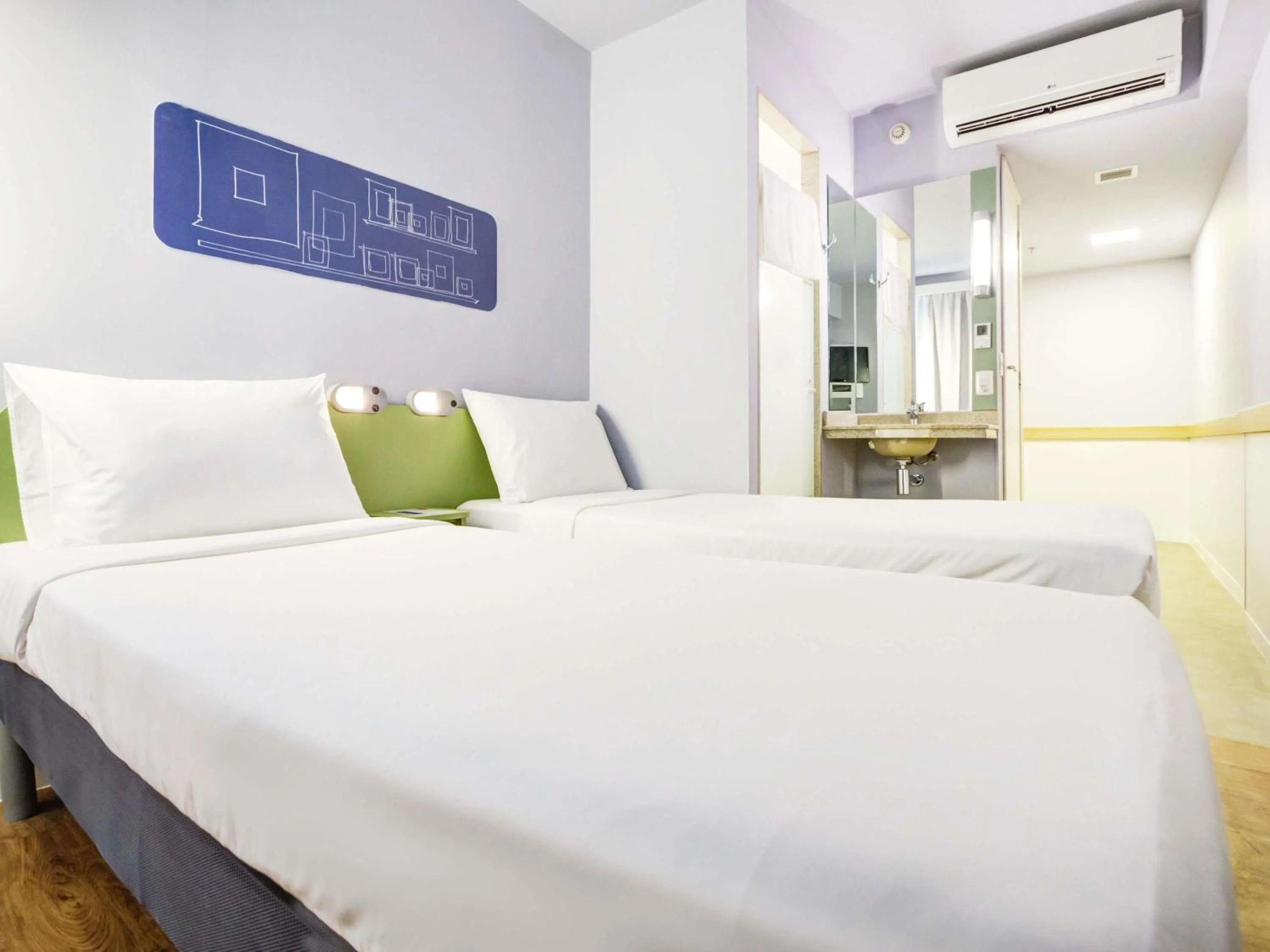 Photo of the whole room, Bed in ibis budget RJ Copacabana