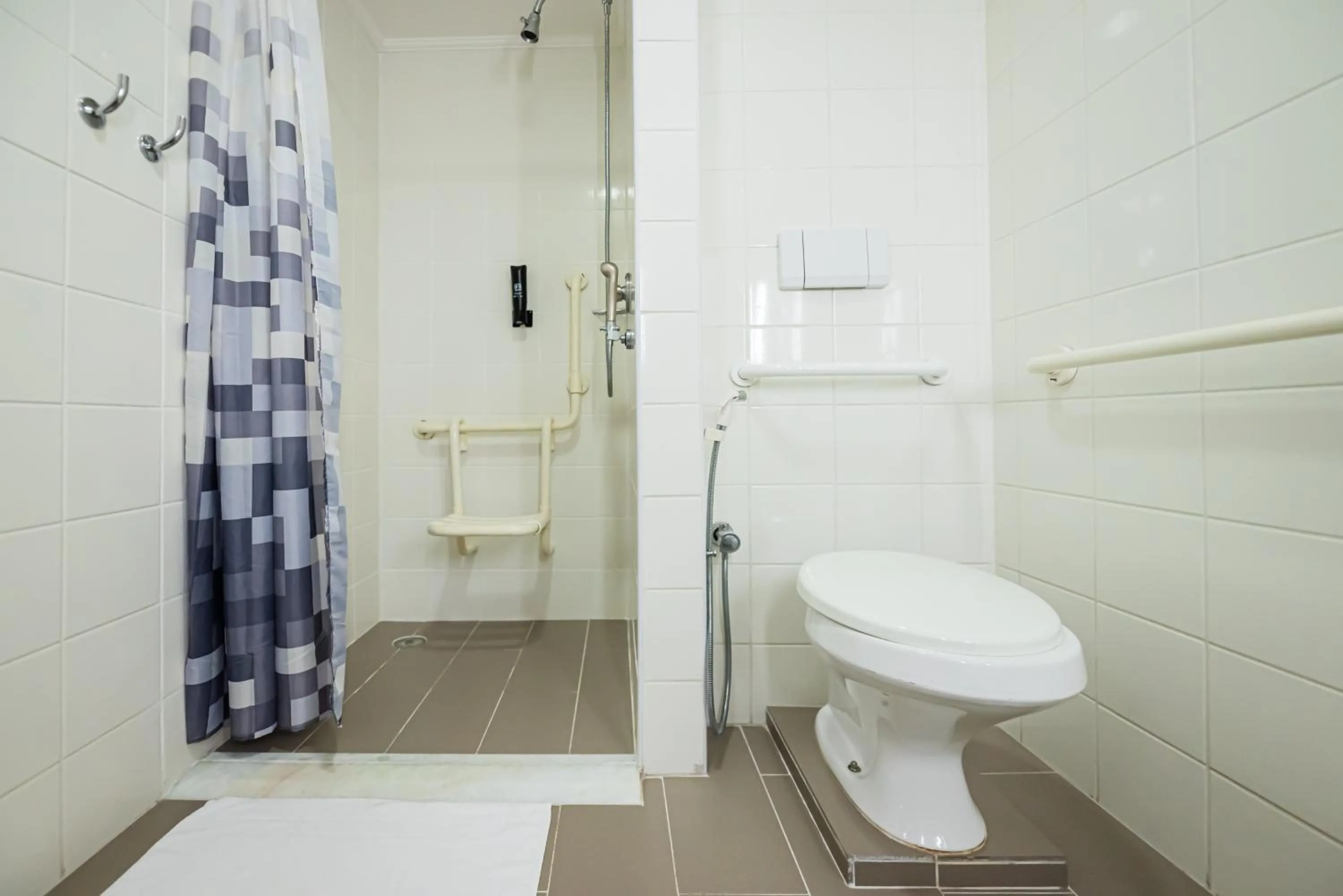 Shower in ibis Santo Andre