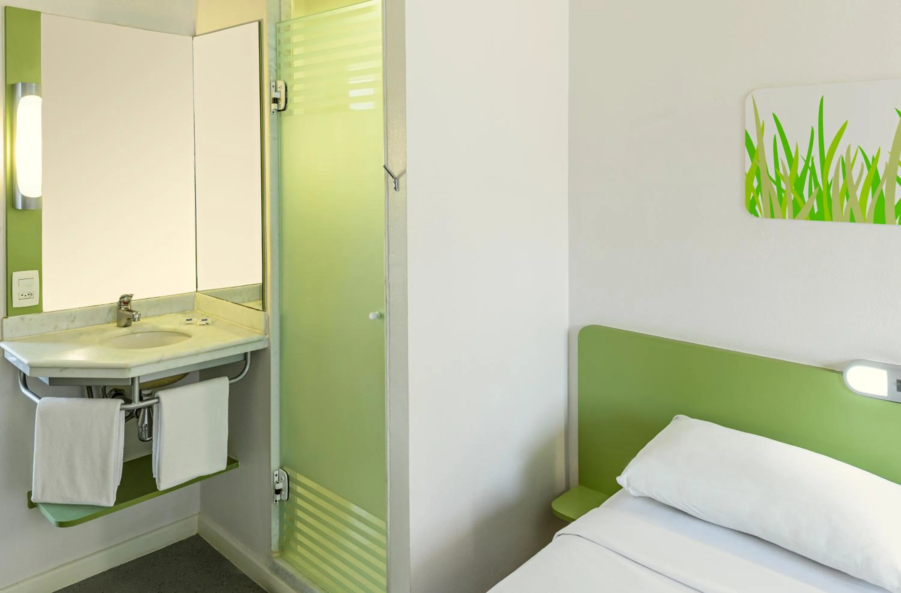 Bathroom, Bed in ibis budget Belo Horizonte Minascentro