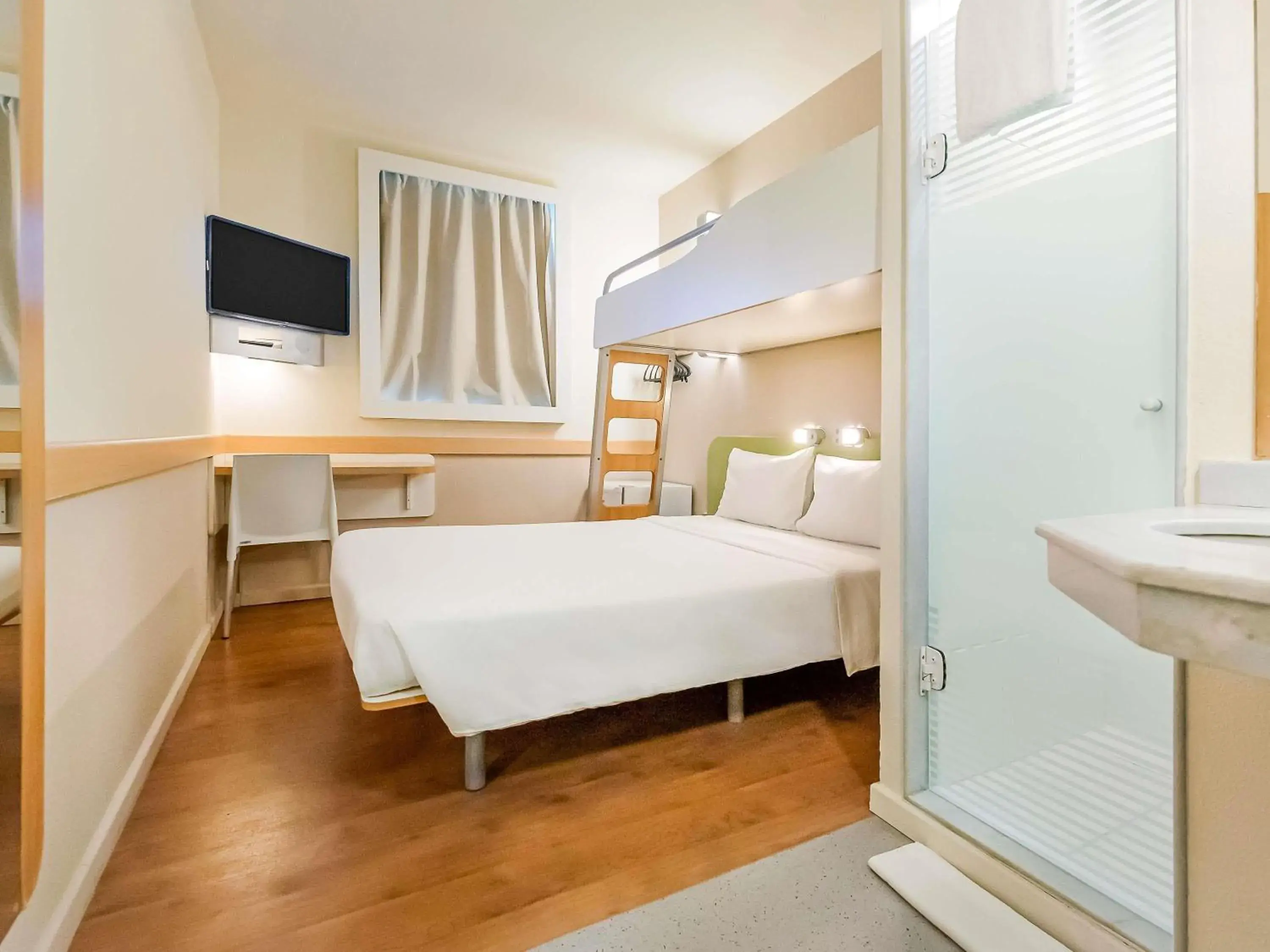 Bedroom, Bed in ibis budget Vitoria Bedroom, Bed in ibis budget Vitoria