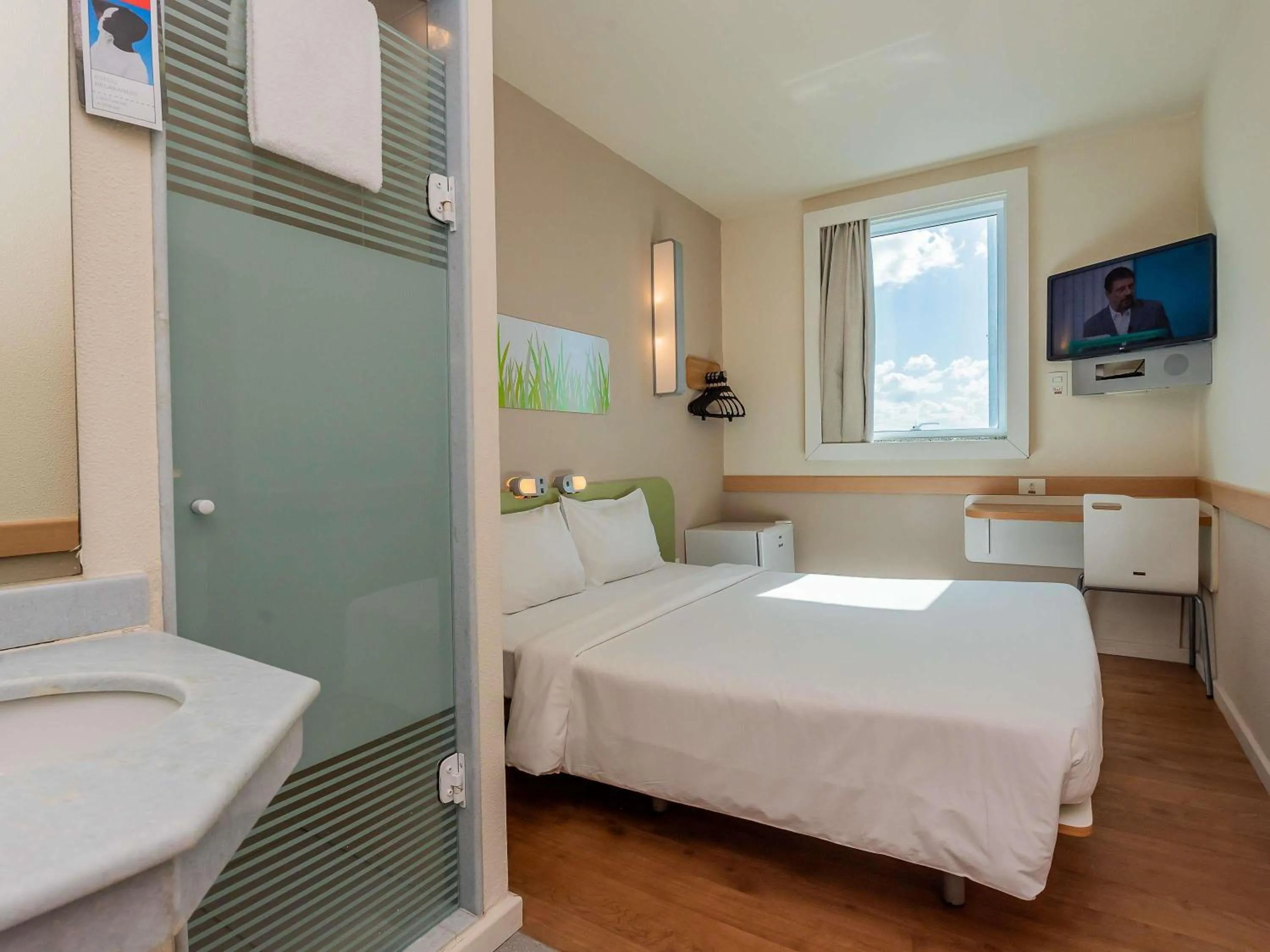 Bedroom, Bed in ibis budget Vitoria