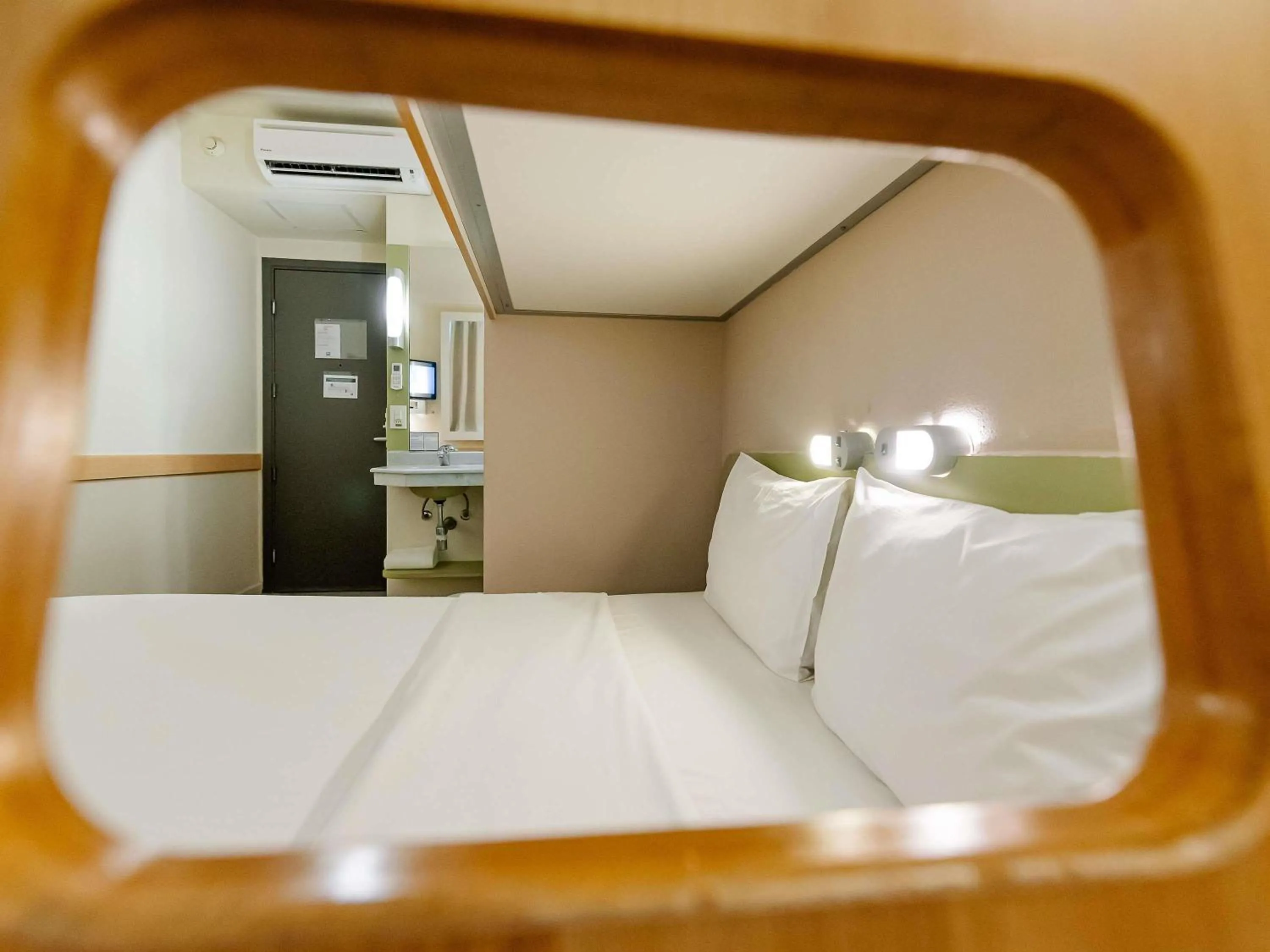 Bedroom, Bed in ibis budget Vitoria