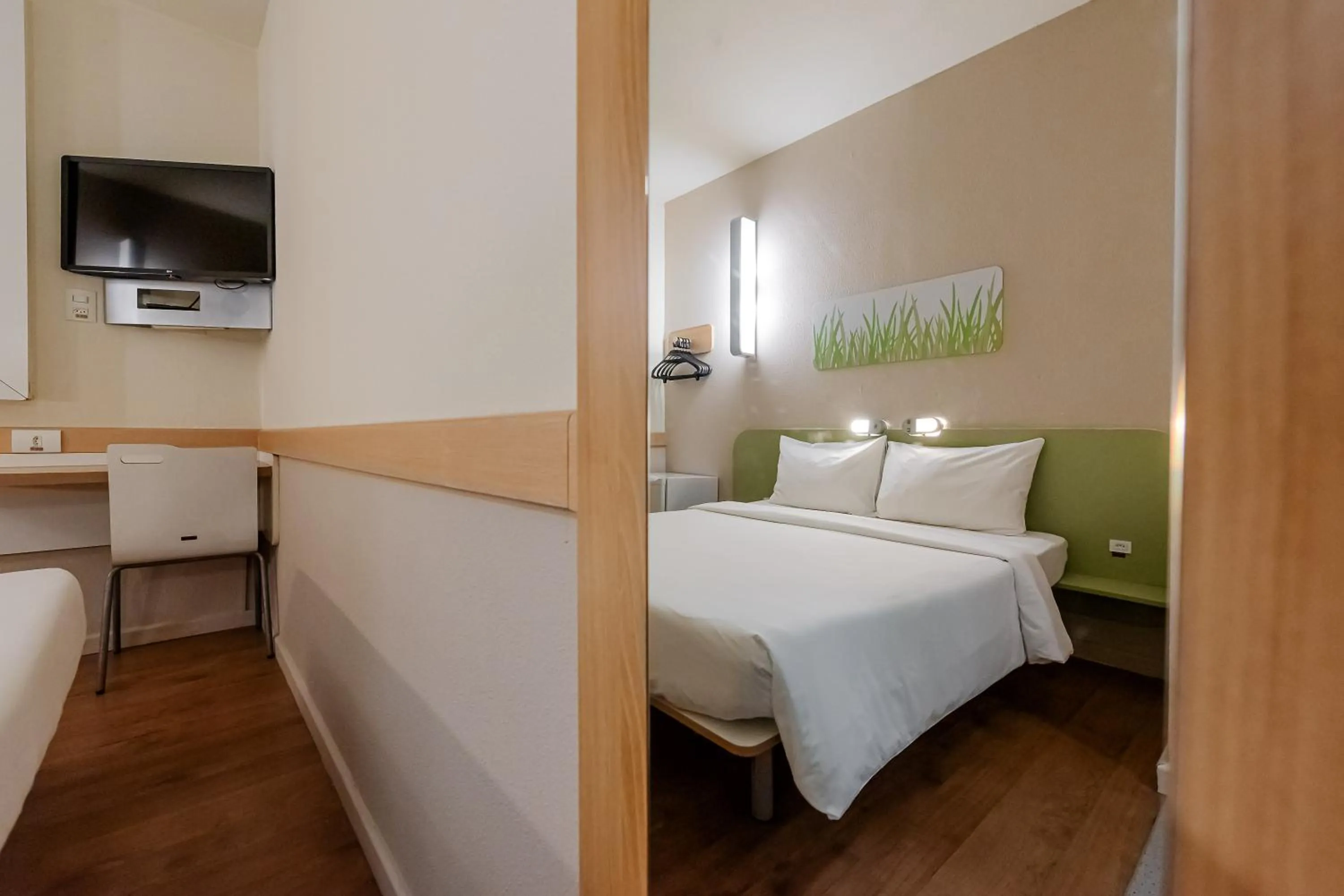 Bedroom, Bed in ibis budget Vitoria