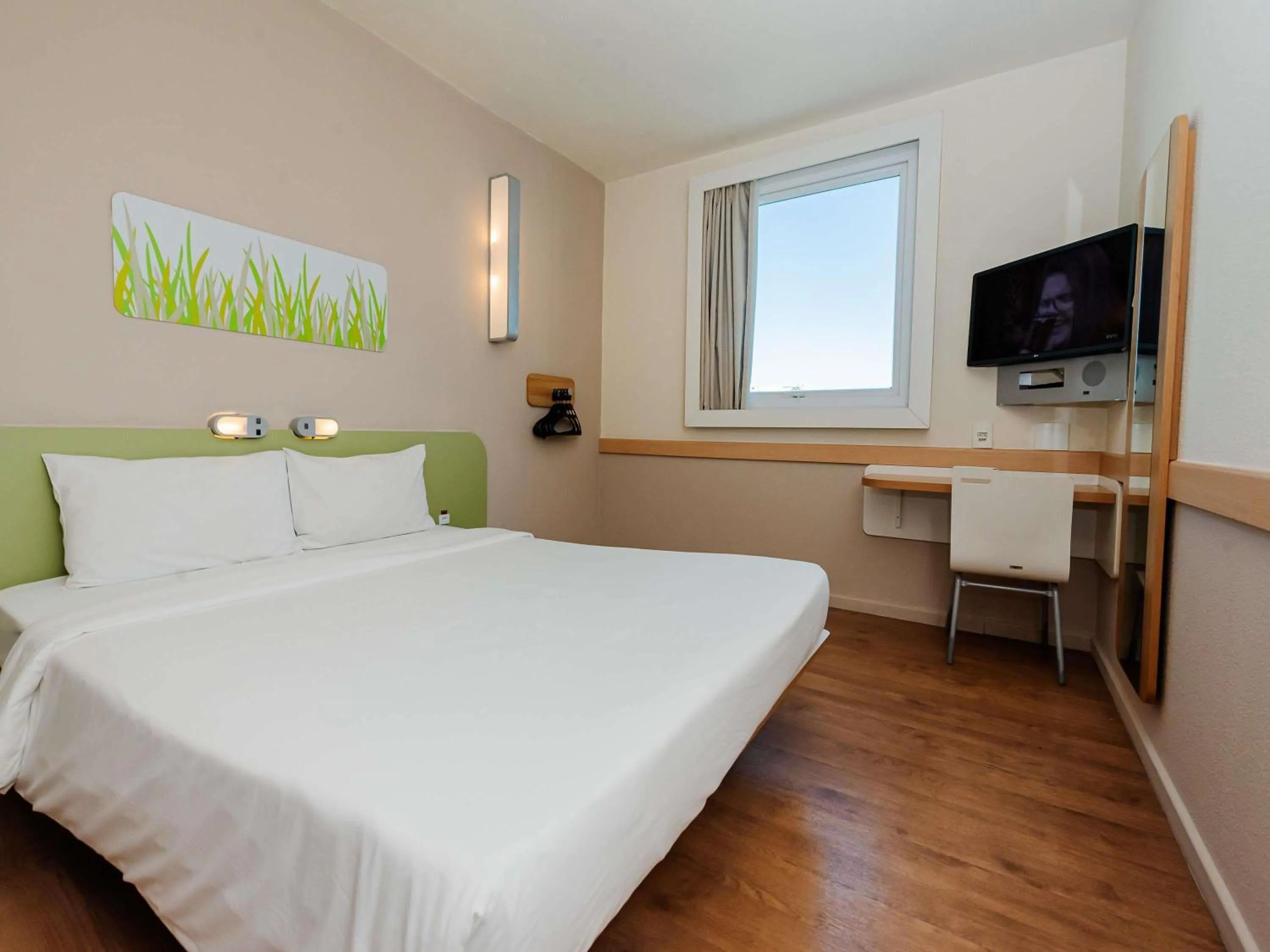 Bedroom, Bed in ibis budget Vitoria