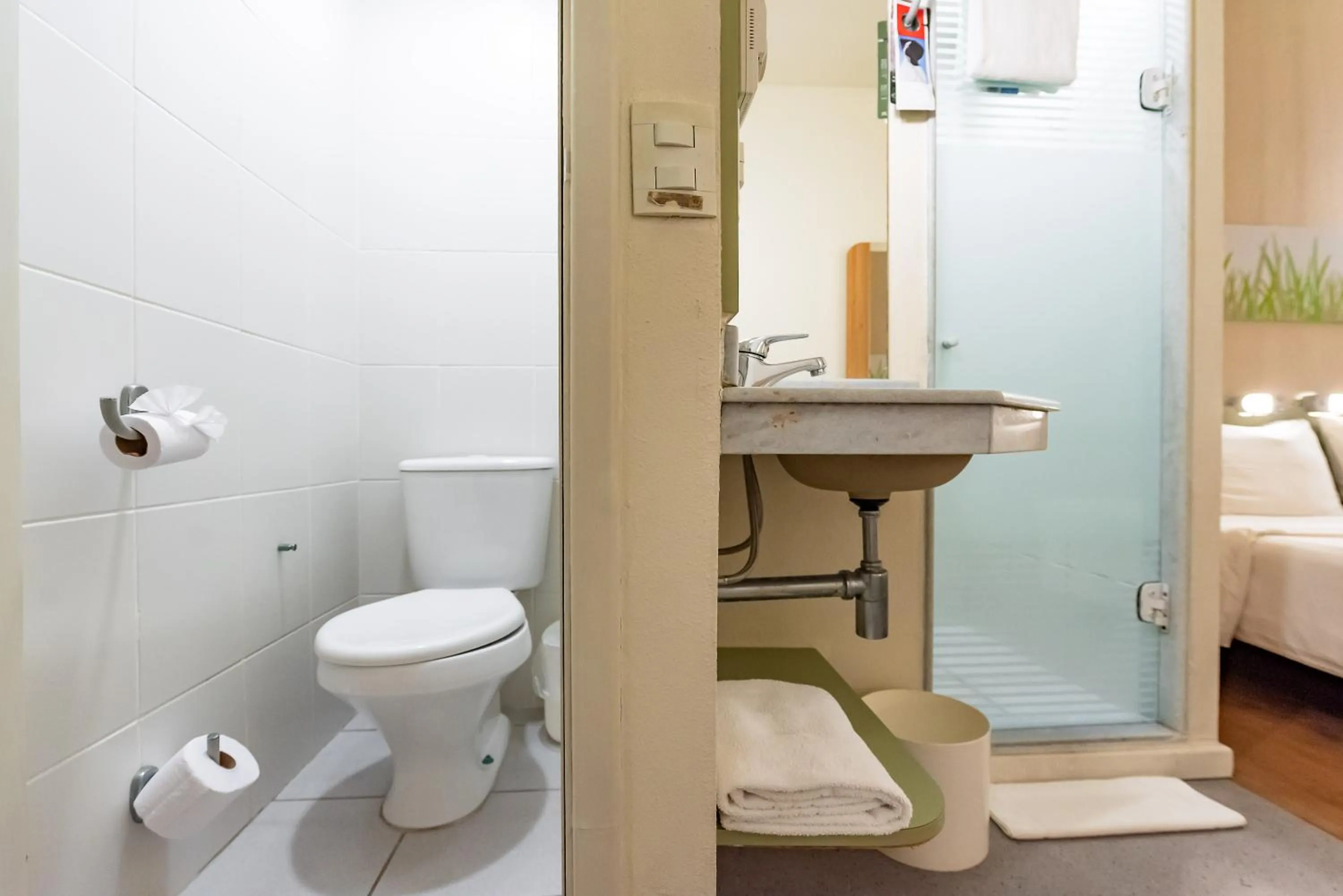 Bathroom in ibis budget Vitoria