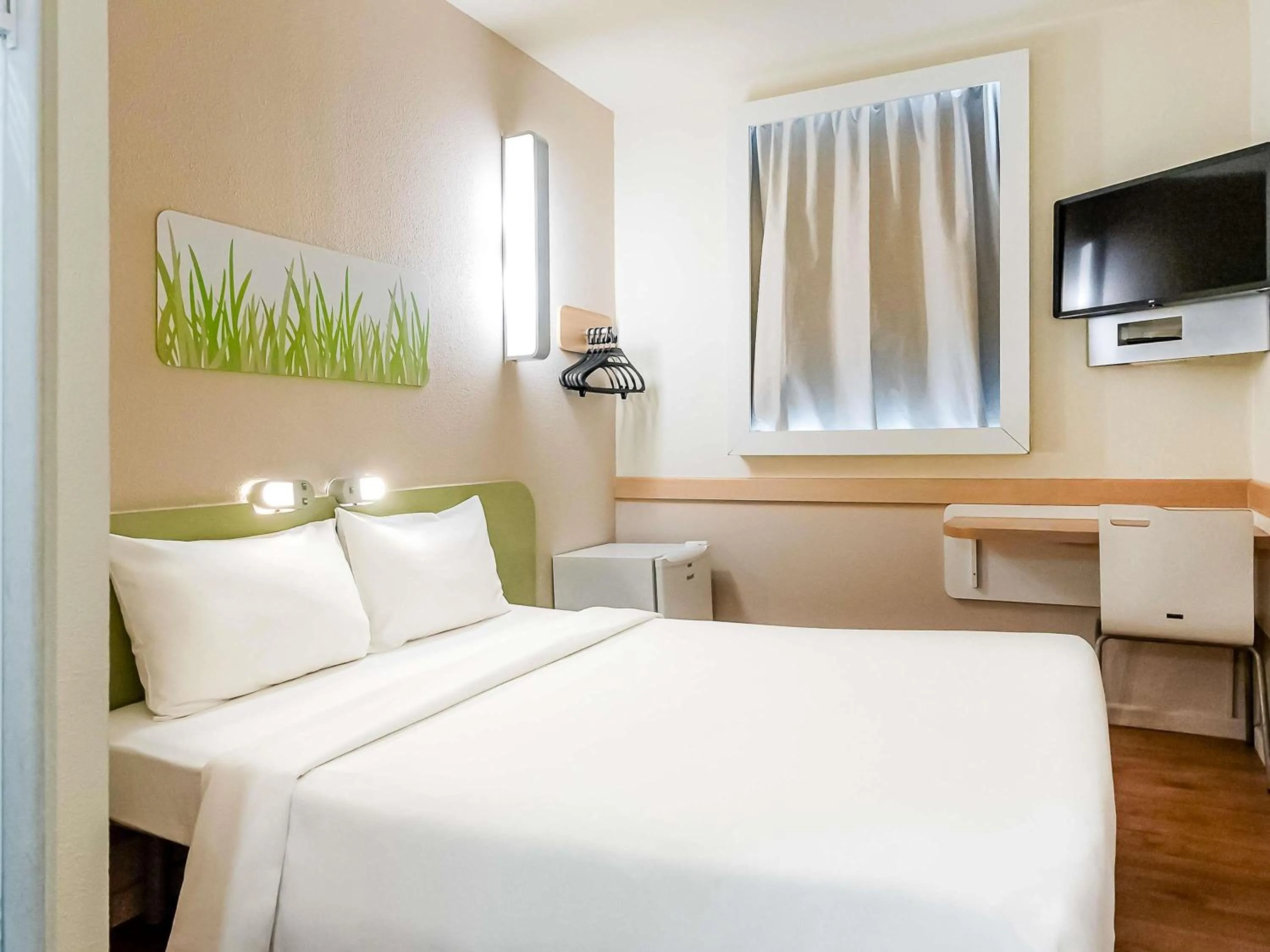 Bedroom, Bed in ibis budget Vitoria