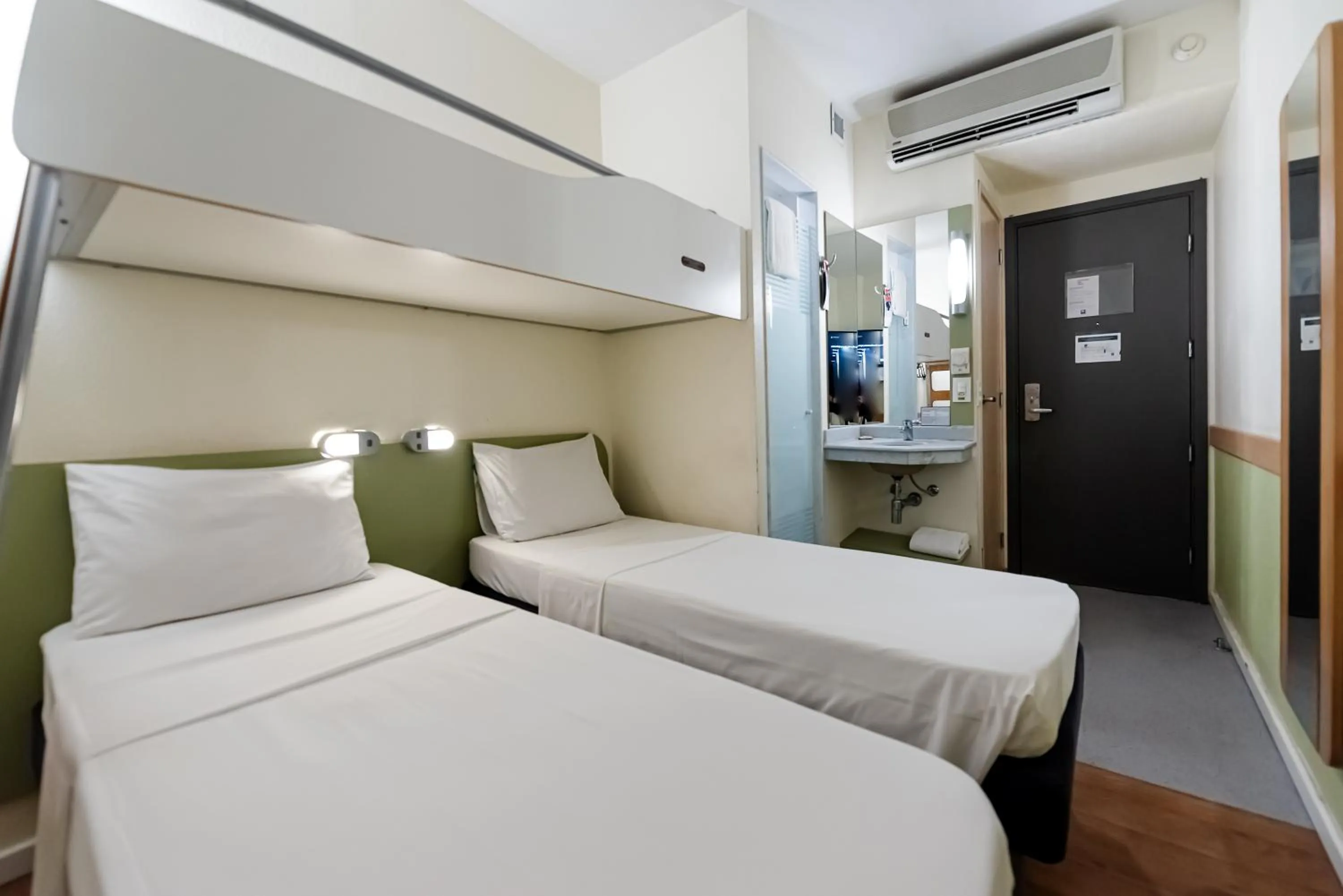 Bedroom, Bed in ibis budget Vitoria