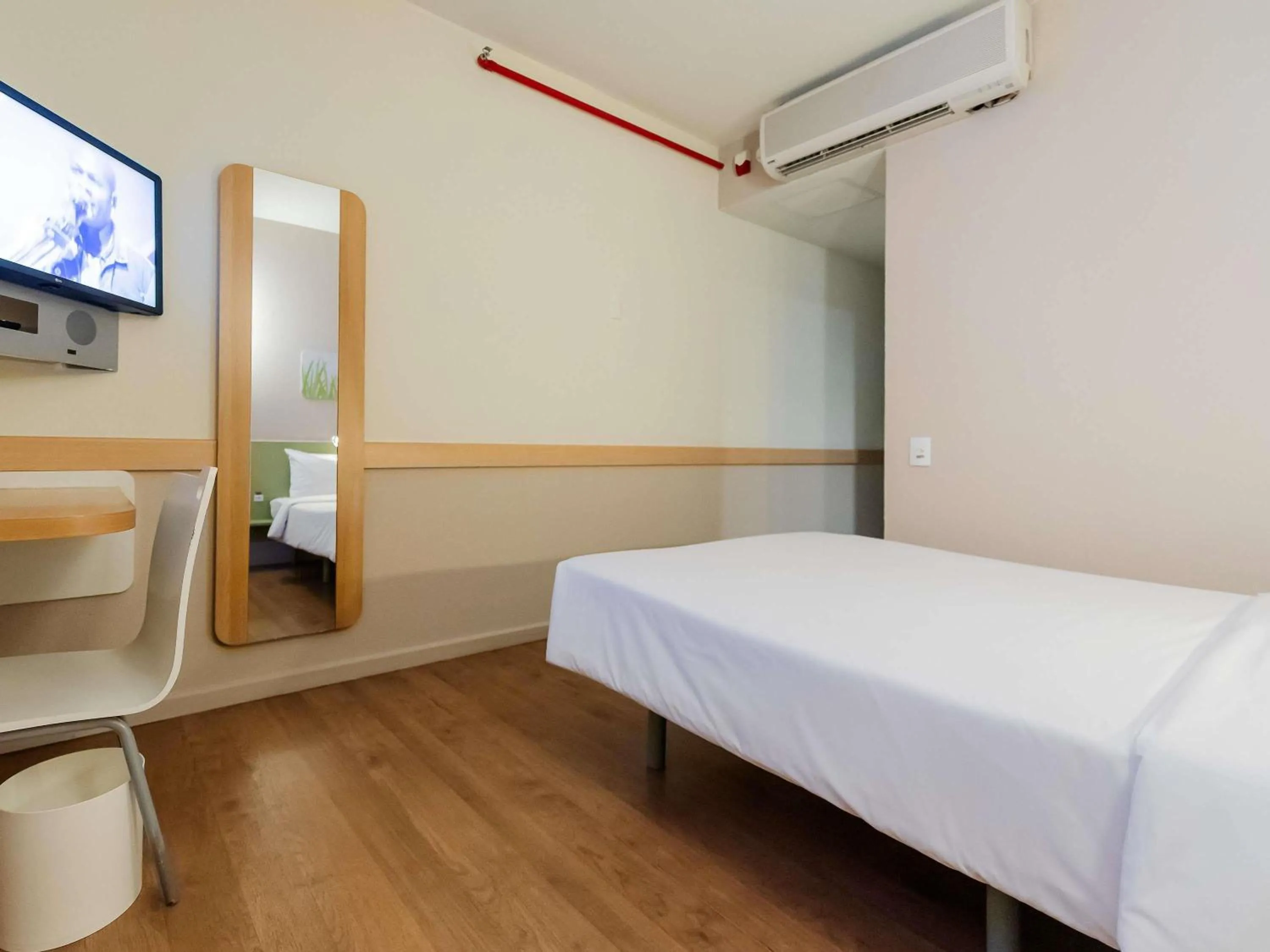Bedroom, Bed in ibis budget Vitoria