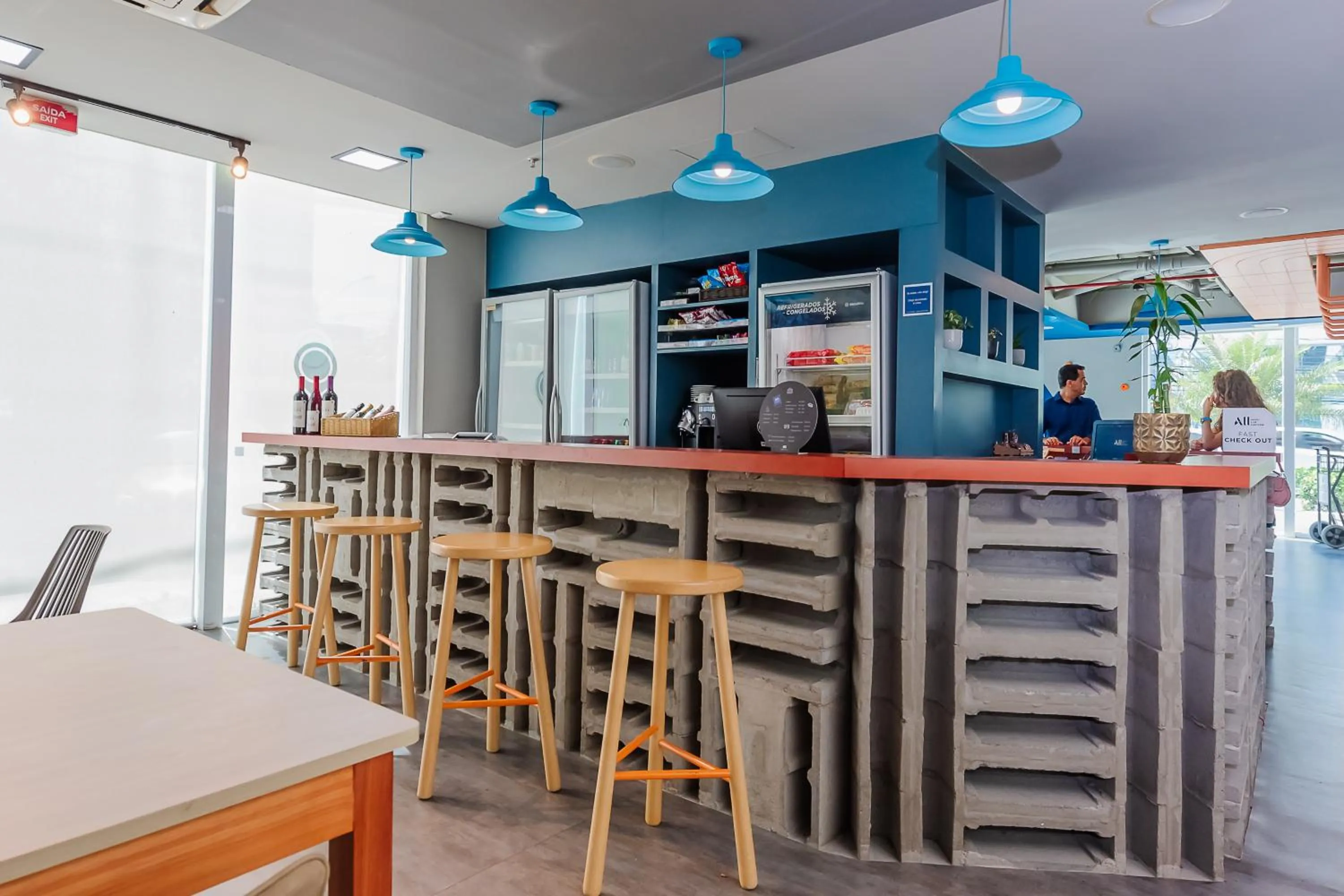 Lounge or bar in ibis budget Vitoria