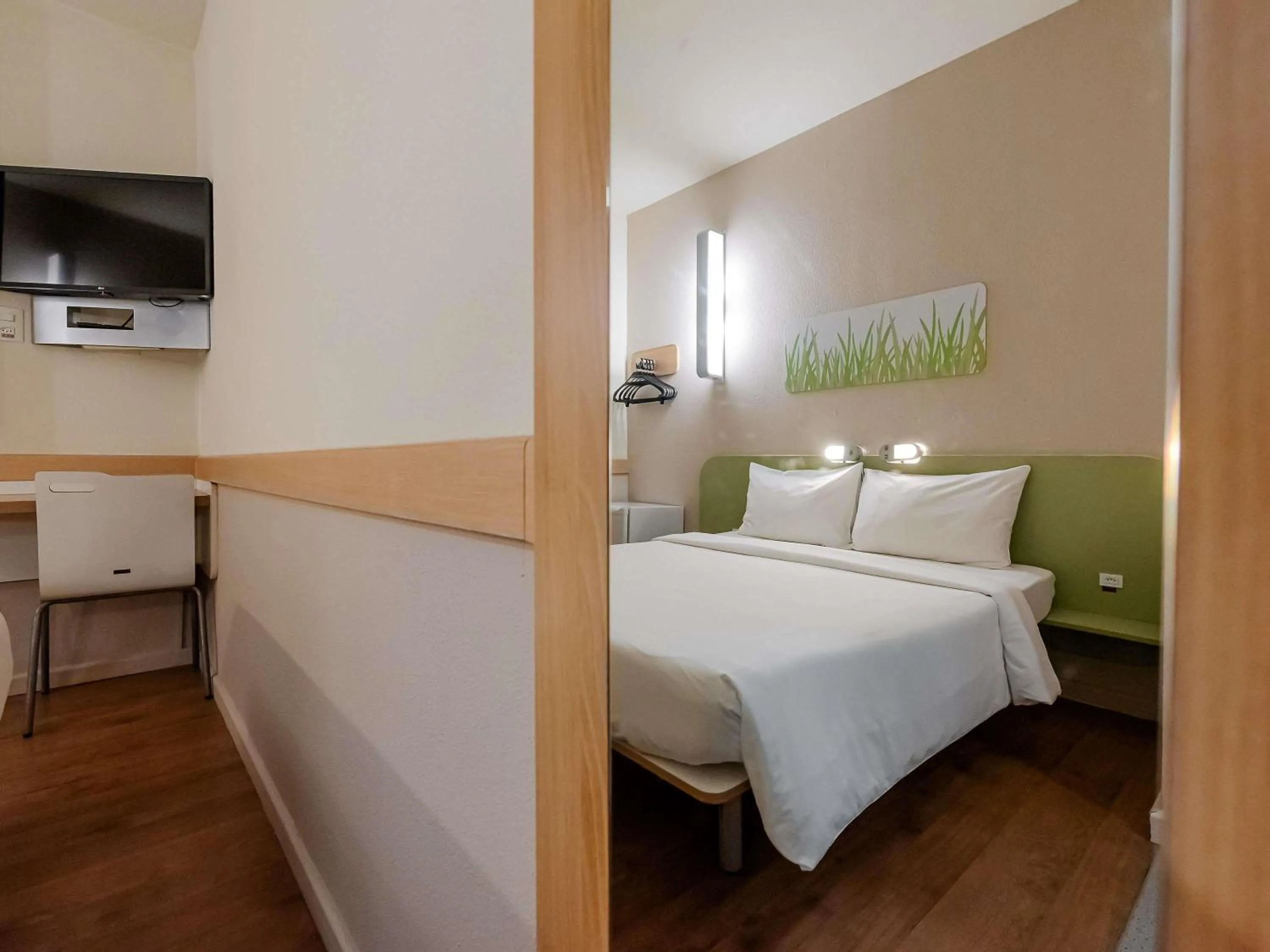 Bedroom, Bed in ibis budget Vitoria