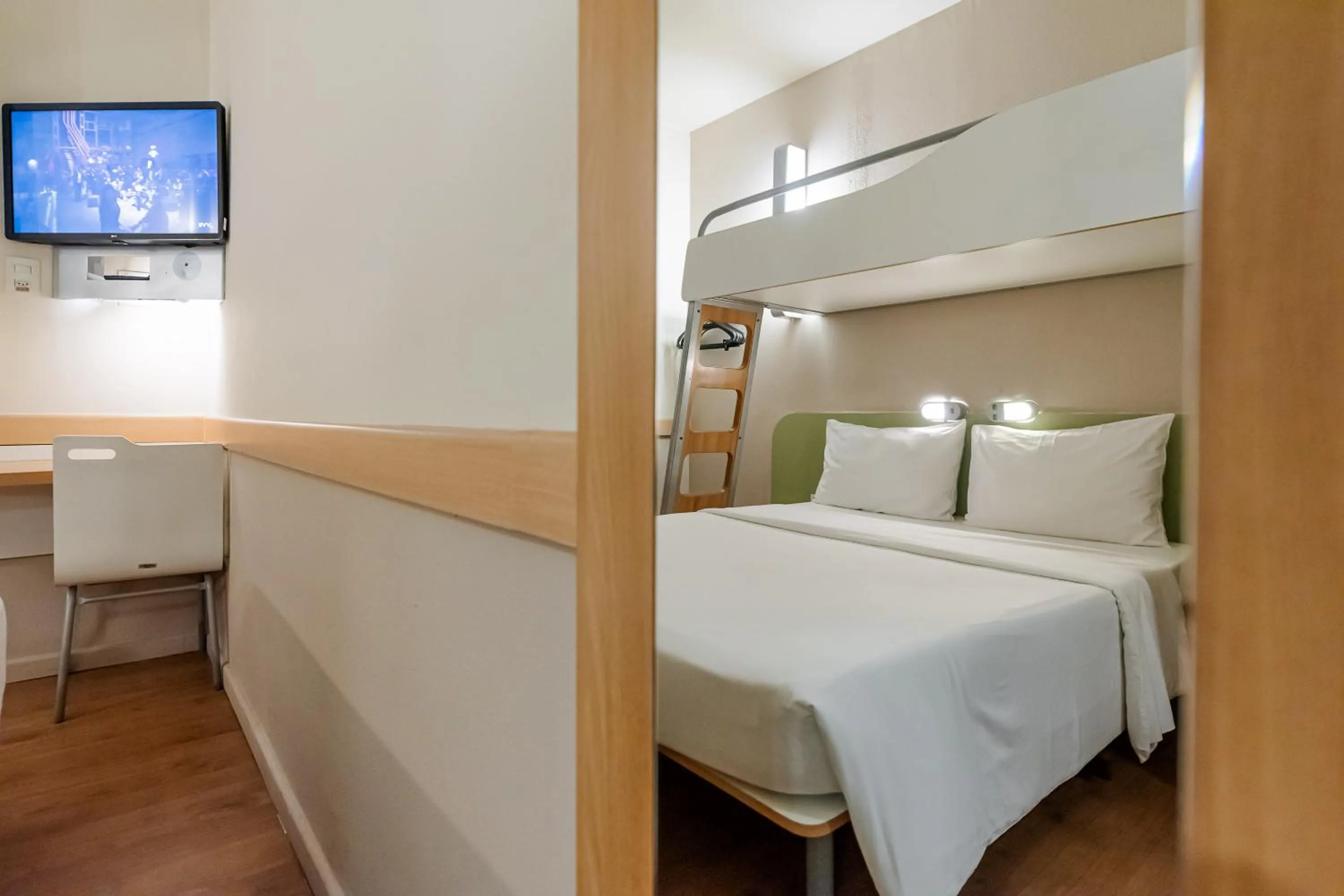 Bedroom, Bed in ibis budget Vitoria
