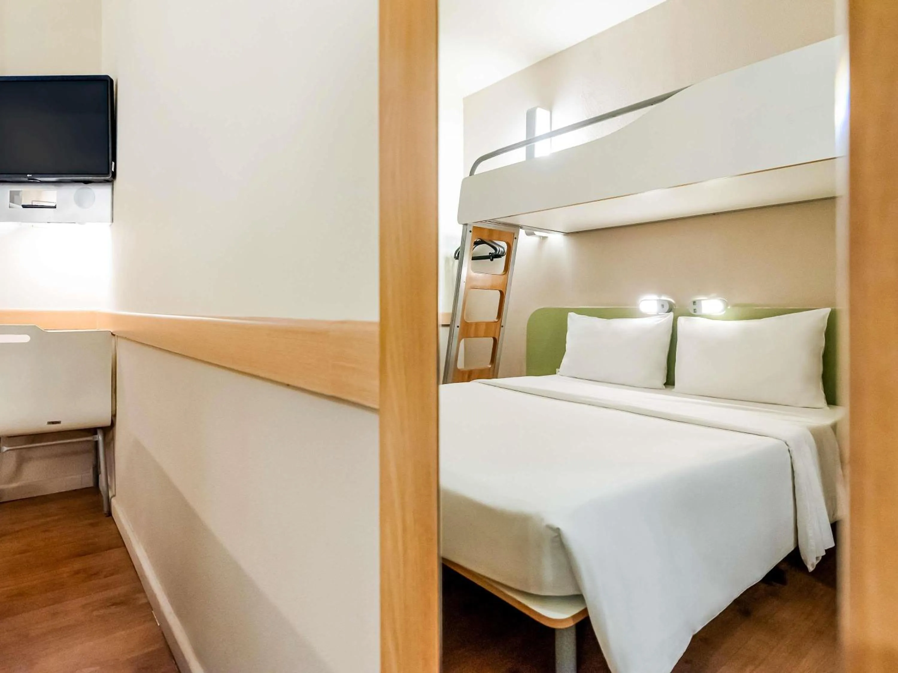 Bedroom, Bed in ibis budget Vitoria