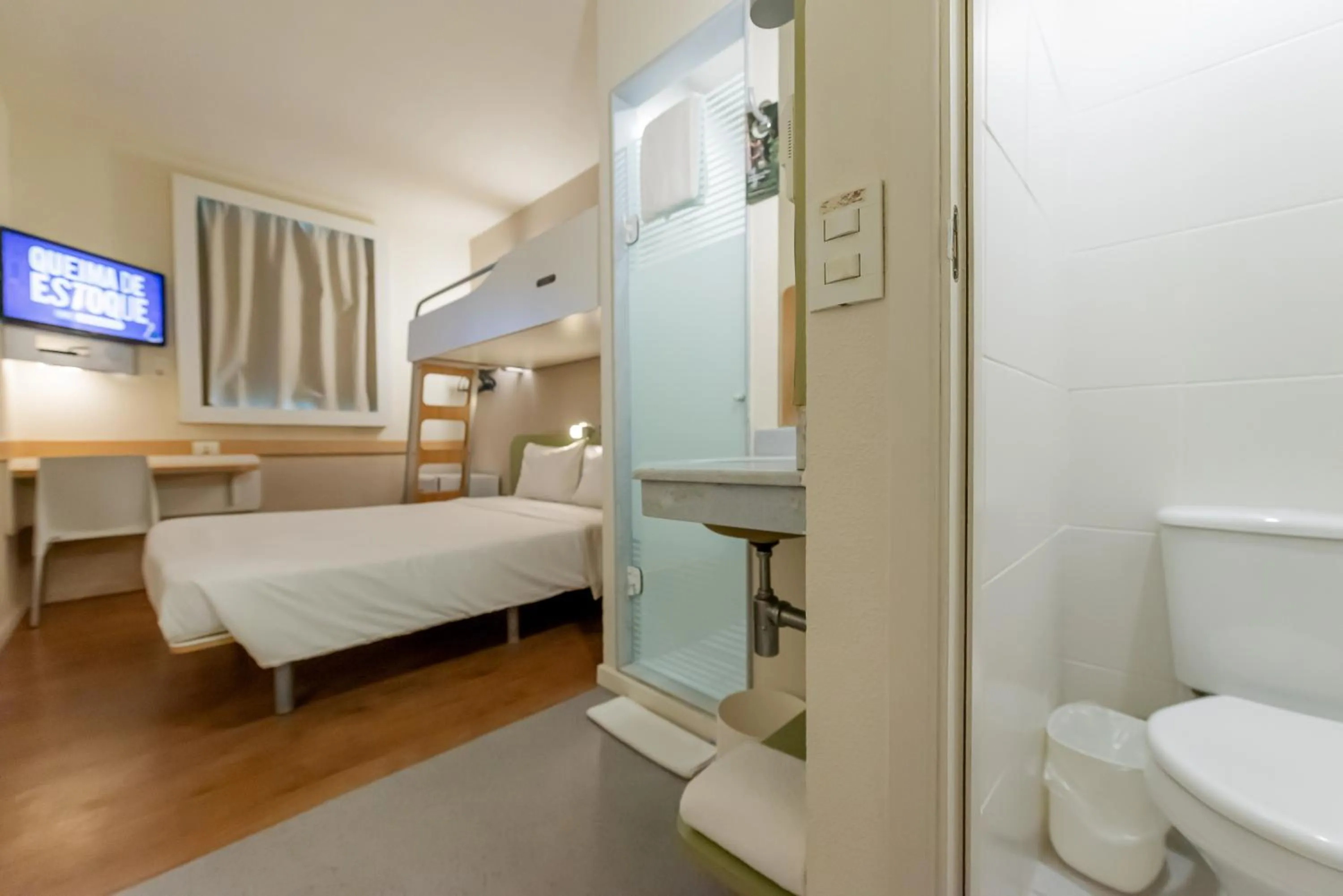 Bedroom, Bed in ibis budget Vitoria