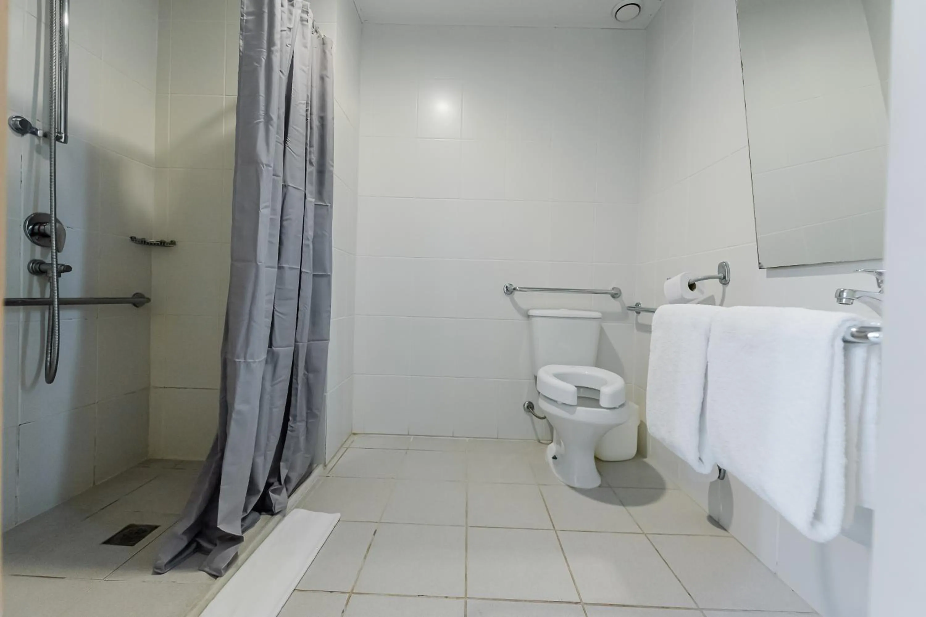 Bathroom in ibis budget Vitoria