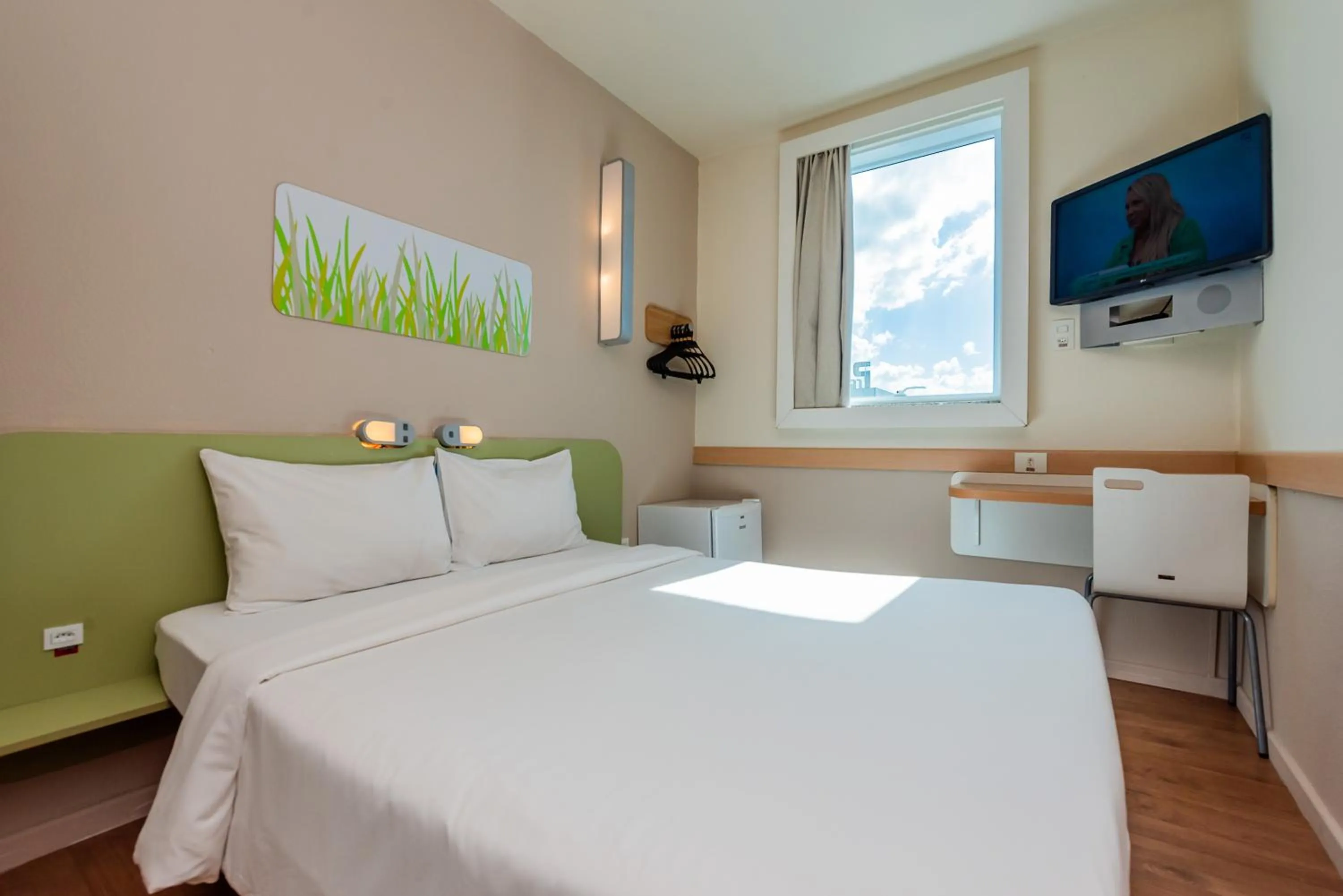 Bedroom, Bed in ibis budget Vitoria