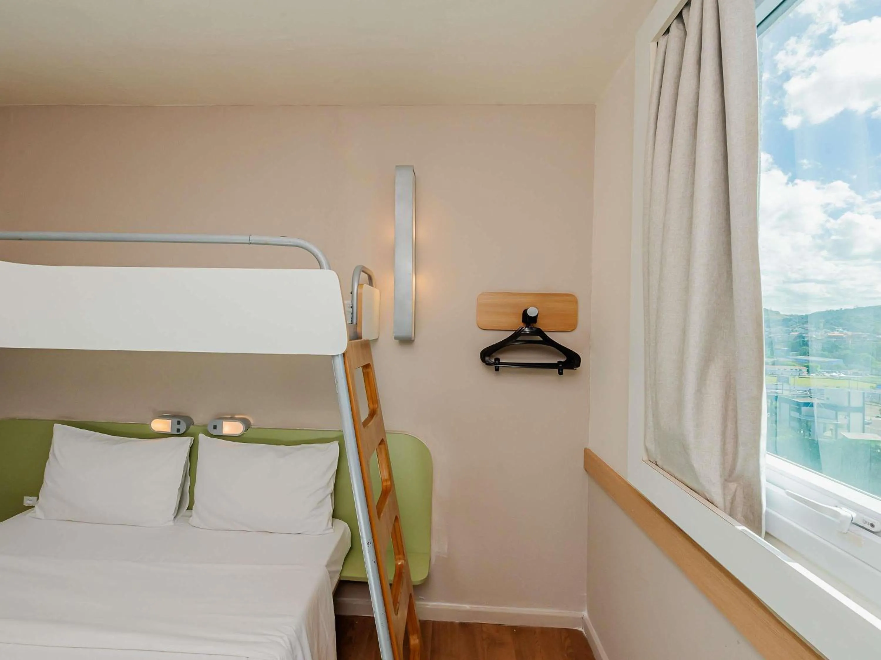Bedroom, Bed in ibis budget Vitoria