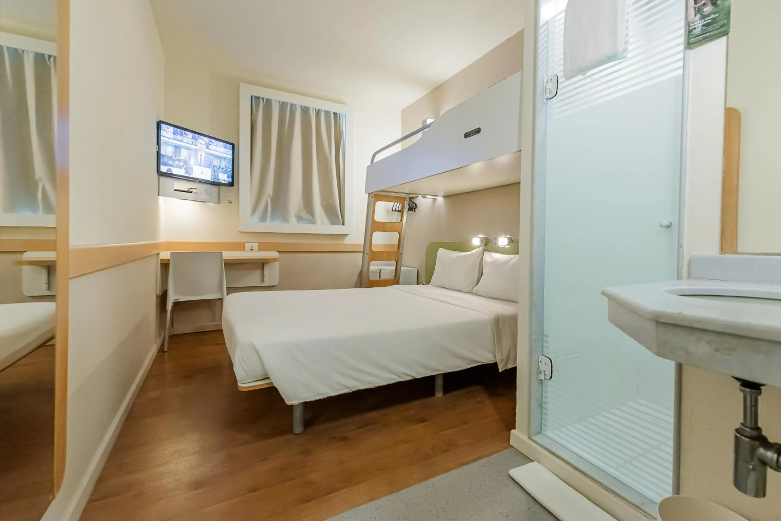 Bedroom, Bed in ibis budget Vitoria