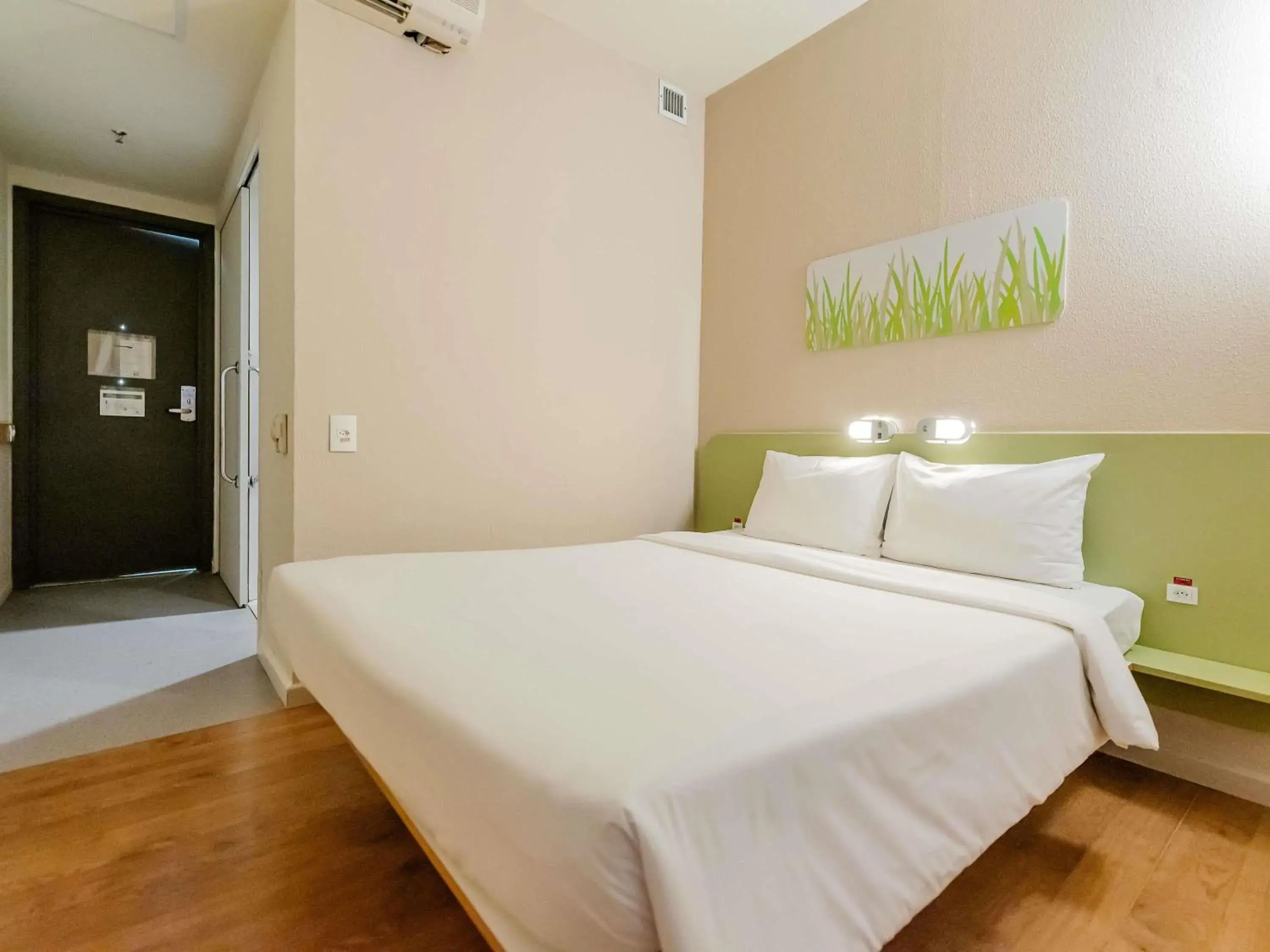 Bedroom, Bed in ibis budget Vitoria Bedroom, Bed in ibis budget Vitoria