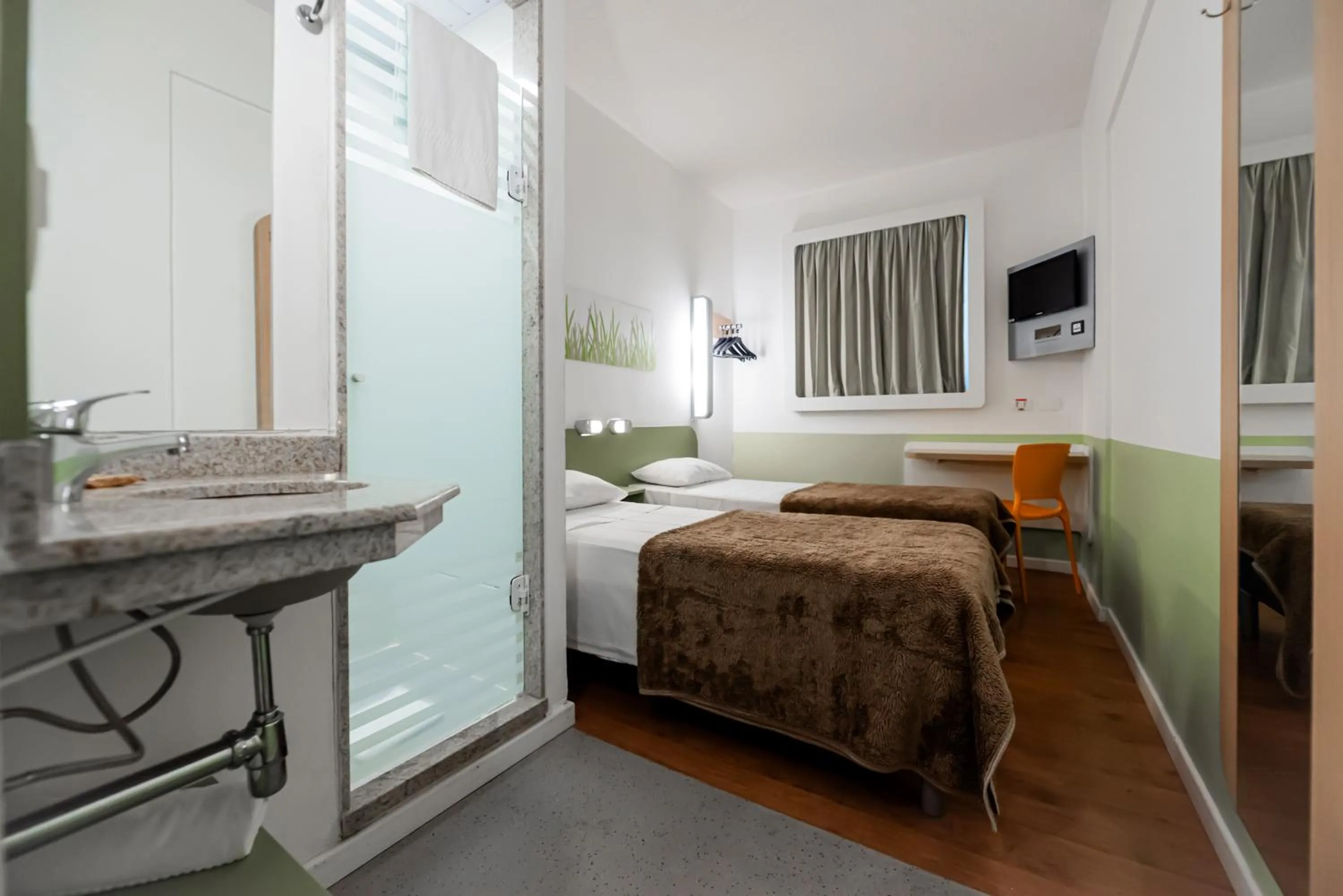 Photo of the whole room, Bed in ibis budget Porto Alegre - Super Econômico