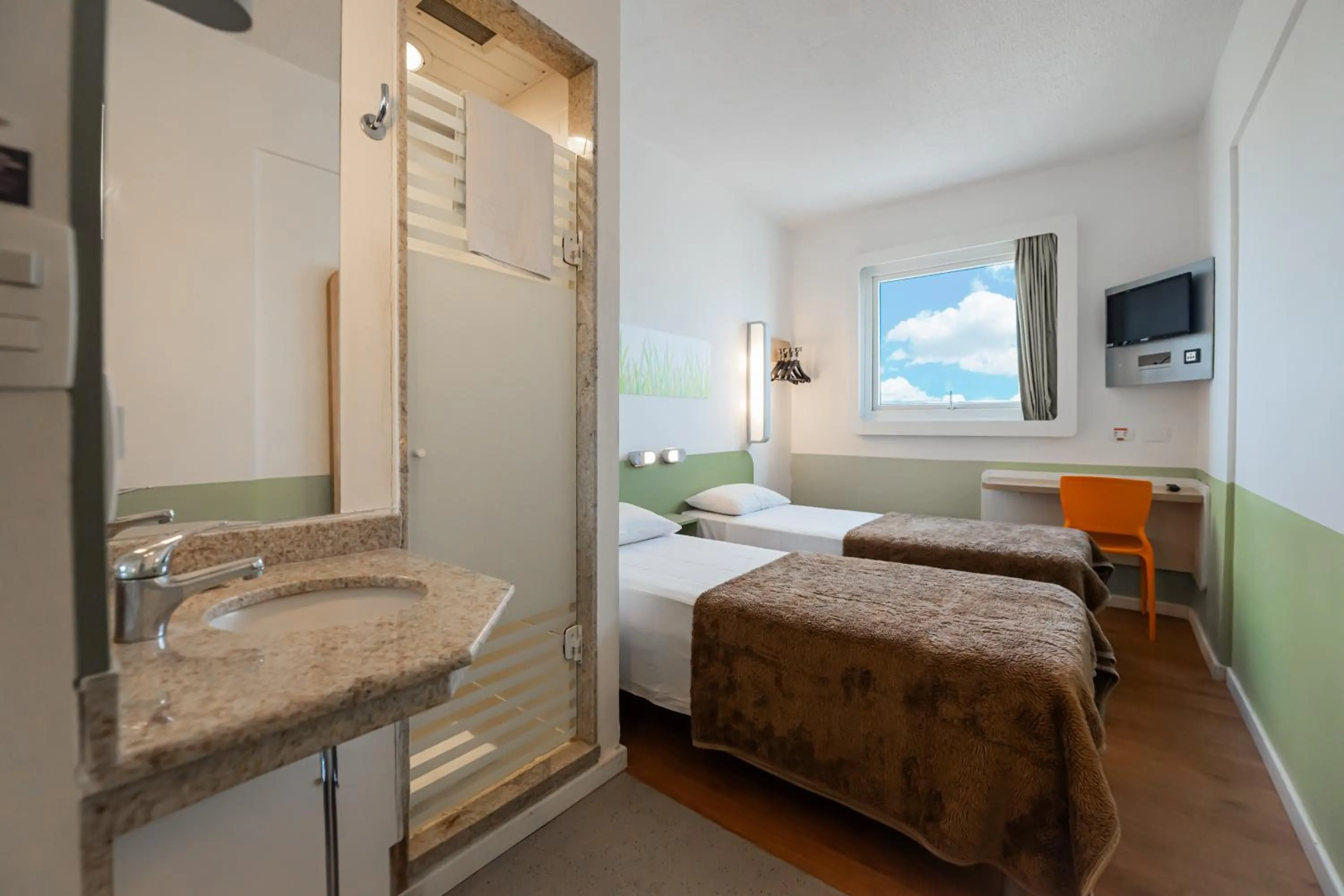 Bathroom, Bed in ibis budget Porto Alegre - Super Econômico