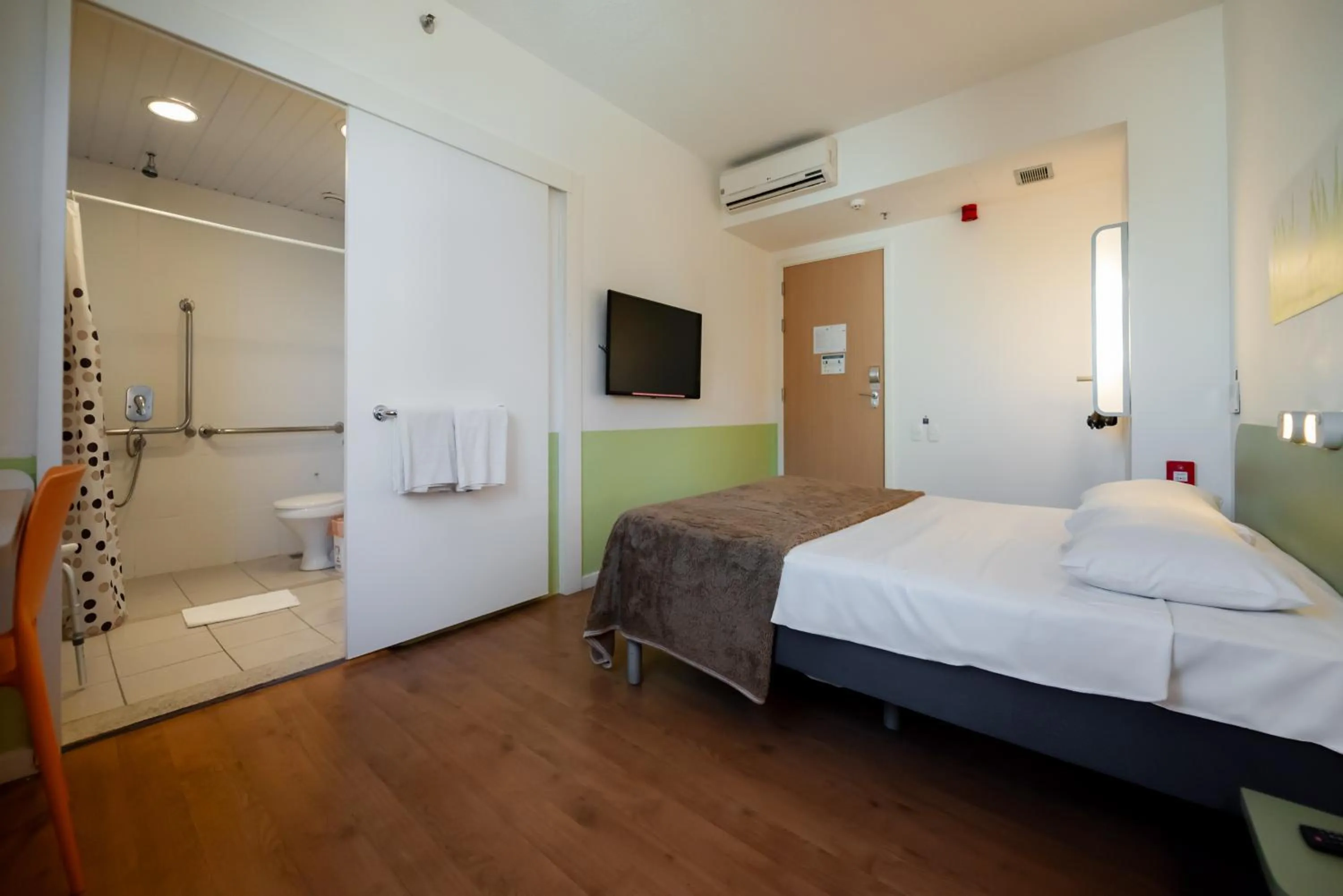 Photo of the whole room, Bed in ibis budget Porto Alegre - Super Econômico