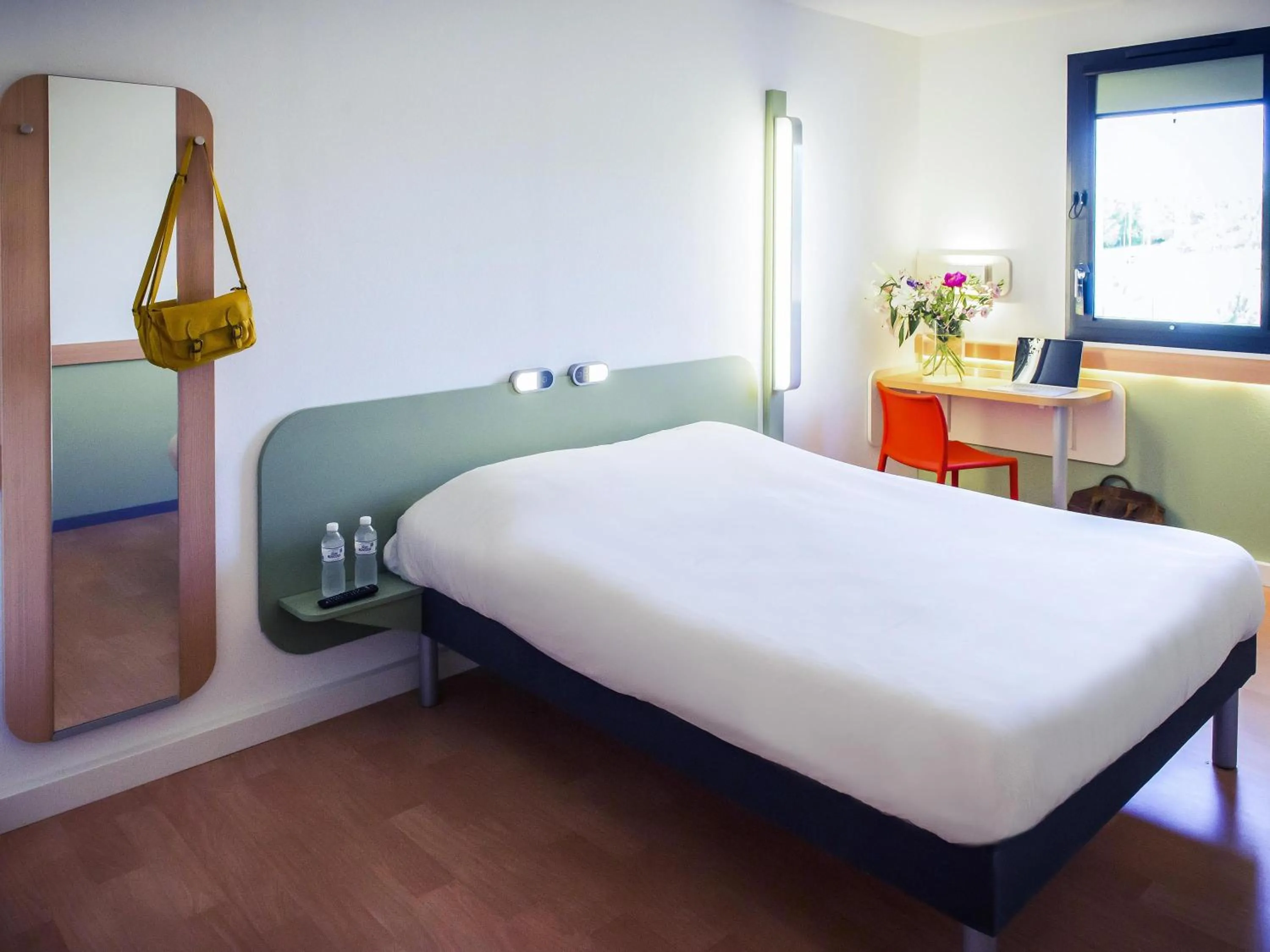 Bedroom, Bed in ibis budget Troyes Est