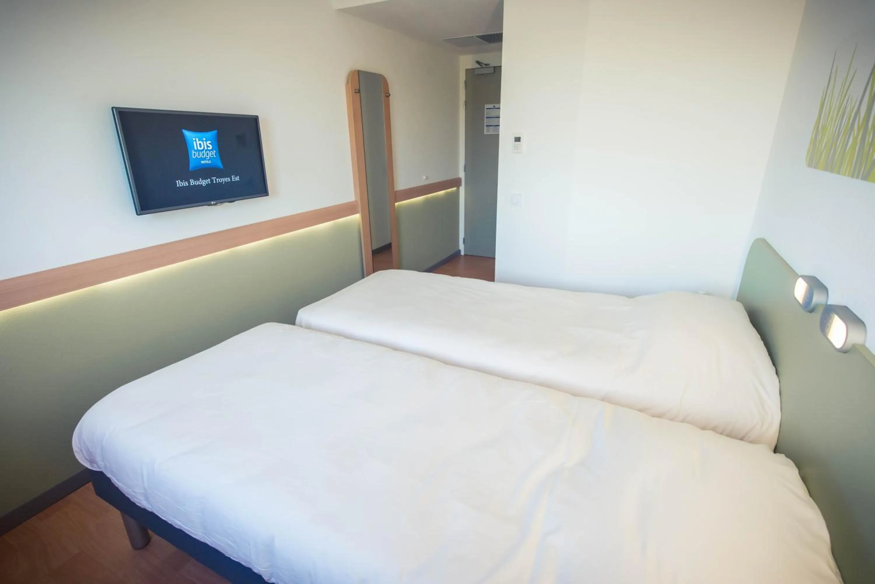 Photo of the whole room, Bed in ibis budget Troyes Est