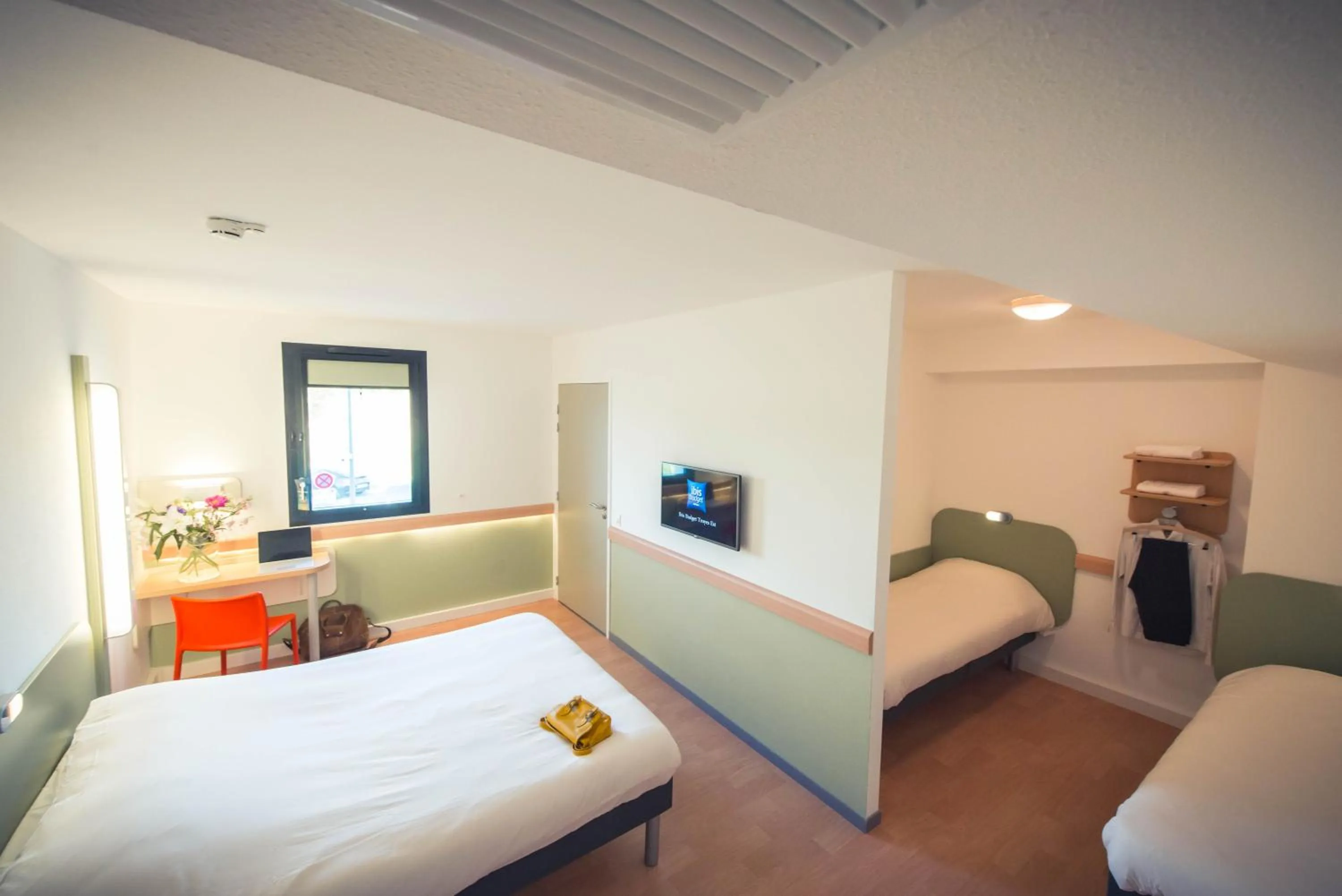 Photo of the whole room, Bed in ibis budget Troyes Est