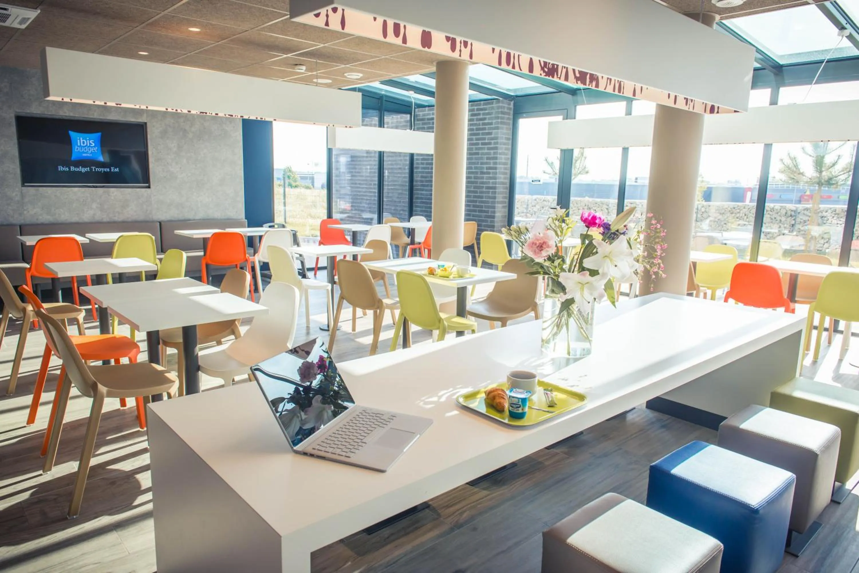 Lobby or reception in ibis budget Troyes Est