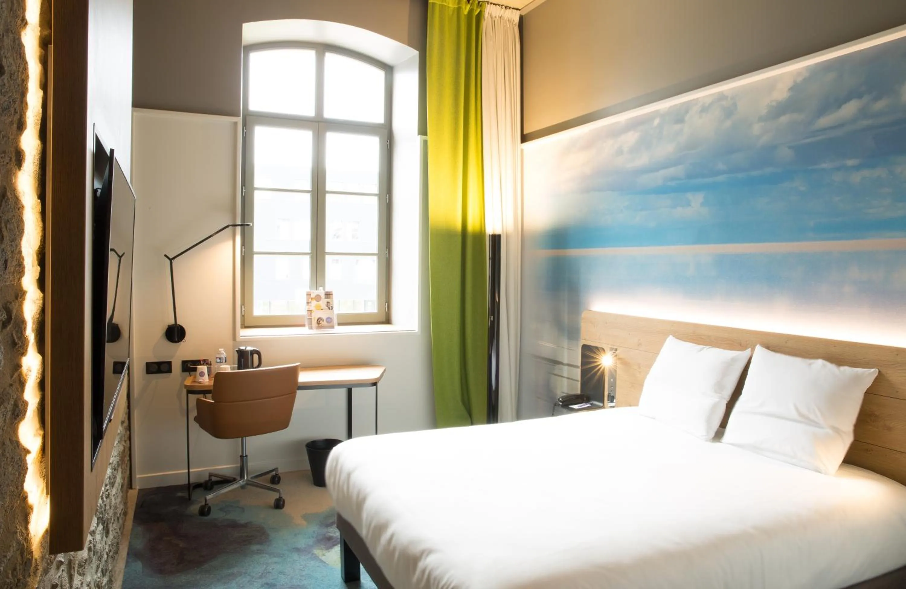 Bed in Novotel Saint Brieuc Centre Gare