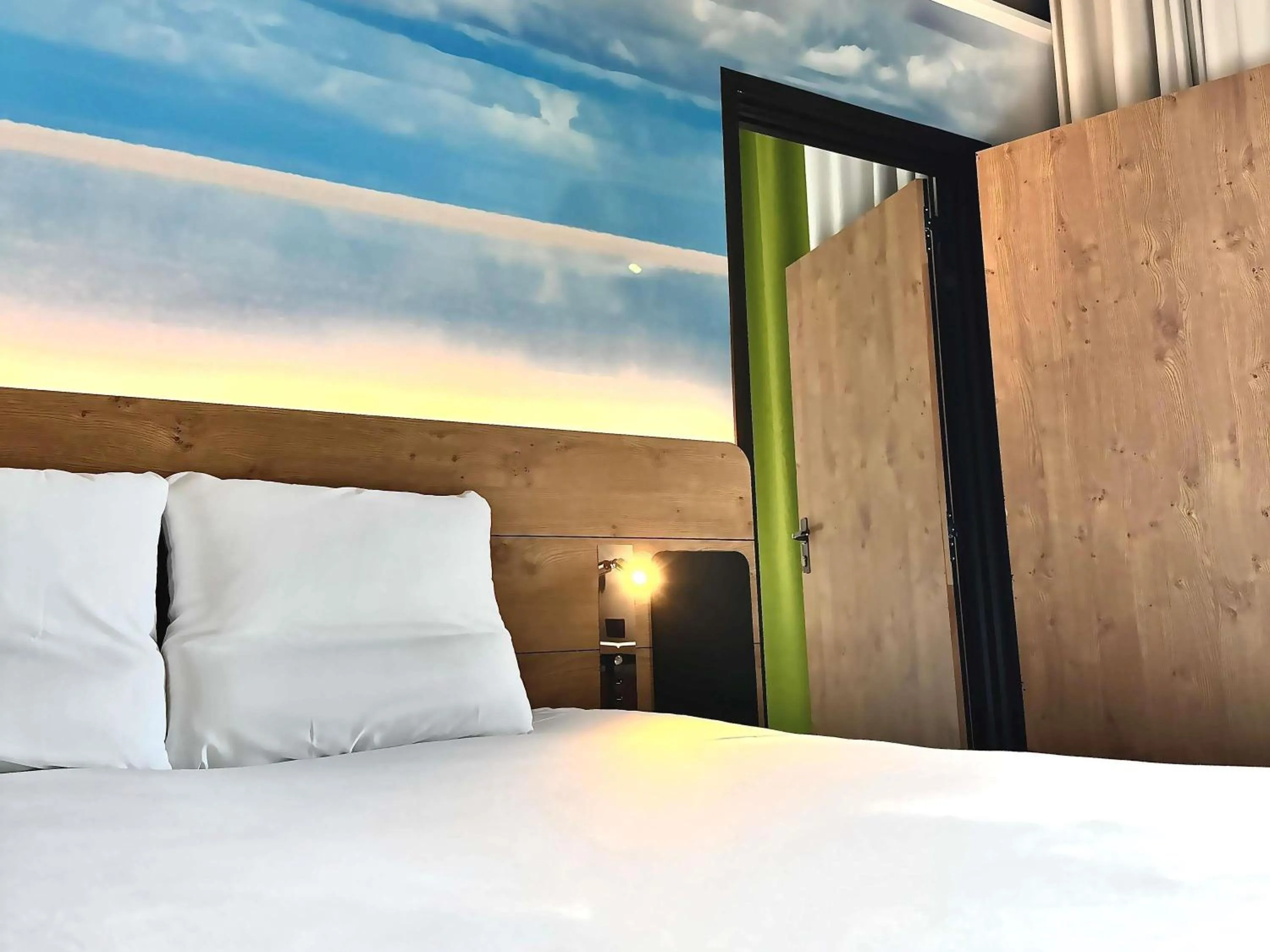Bedroom, Bed in Novotel Saint Brieuc Centre Gare