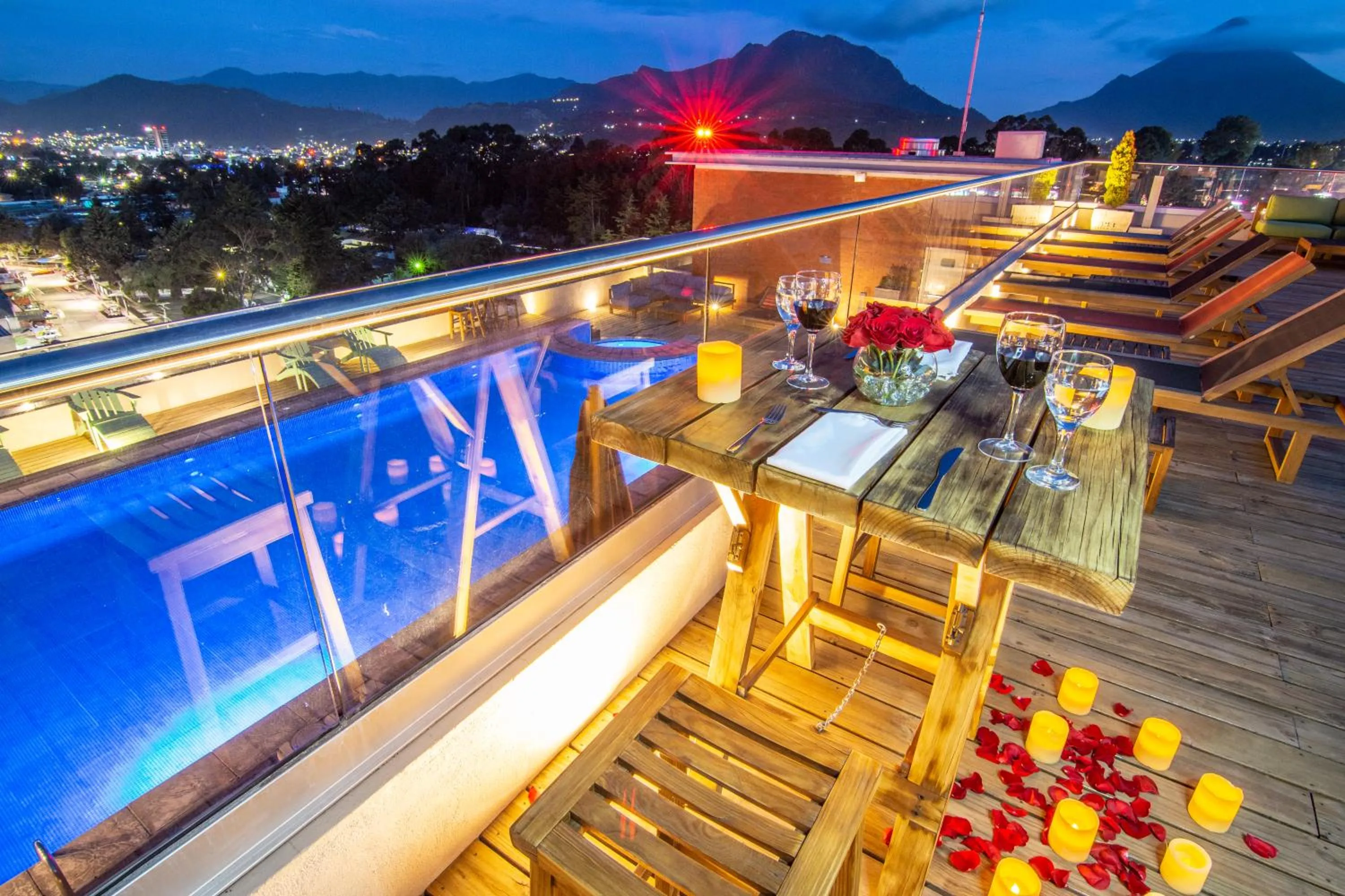 Swimming pool in LATAM HOTEL Plaza Pradera Quetzaltenango