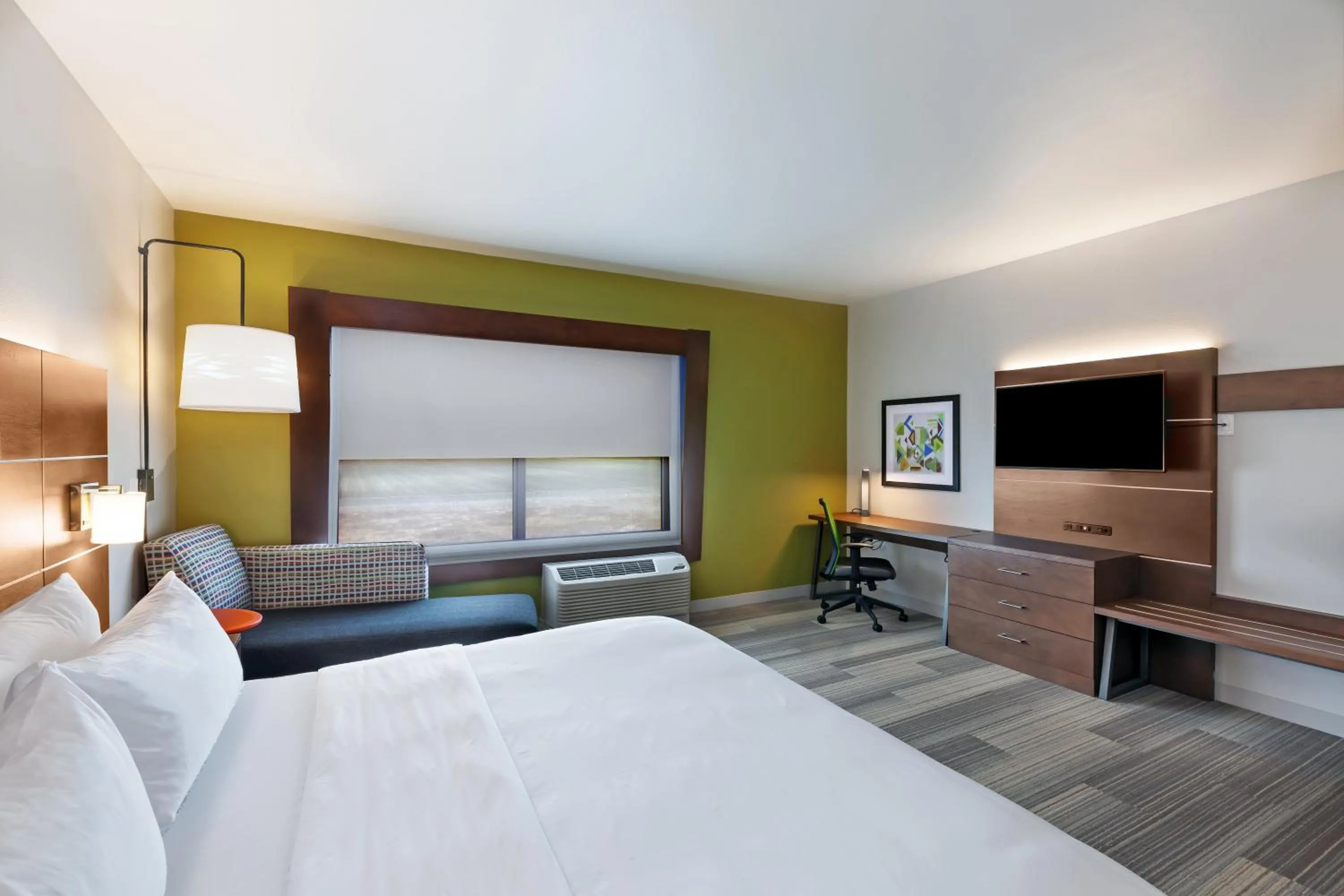 Photo of the whole room, Bed in Holiday Inn Express and Suites Chanute by IHG