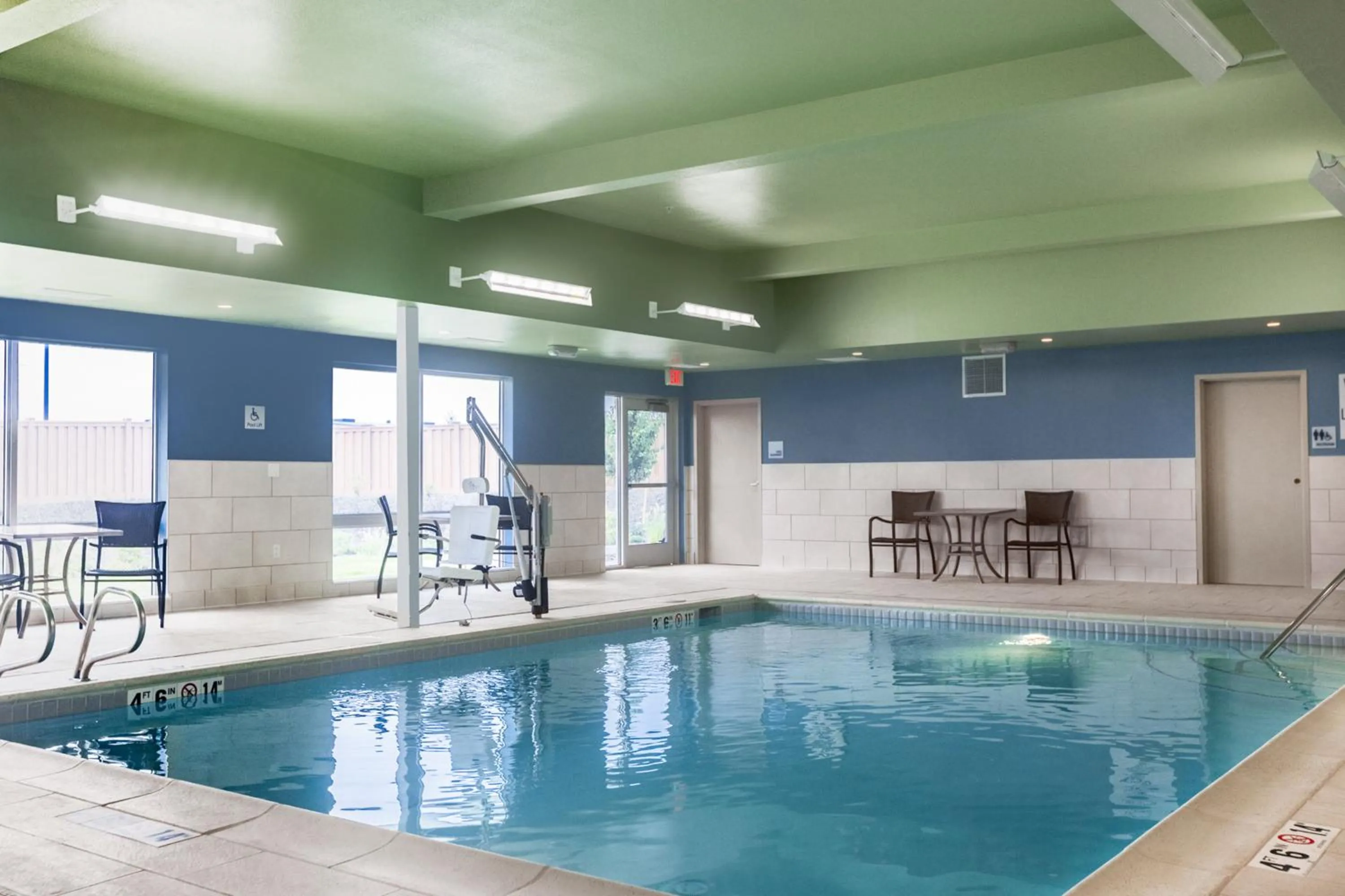 Swimming pool in Holiday Inn Express & Suites - Prosser - Yakima Valley Wine by IHG
